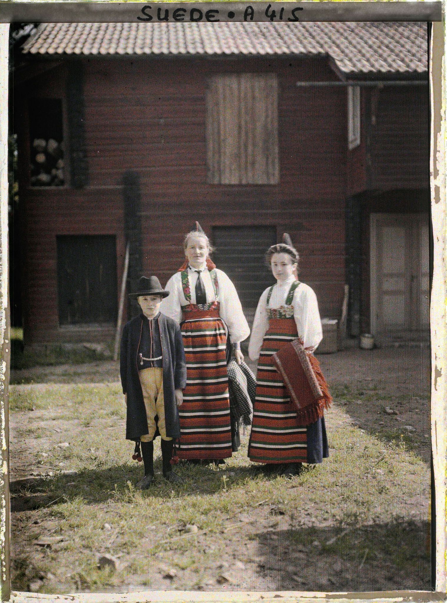 Image représentant Jeune garçon et femmes en costume
