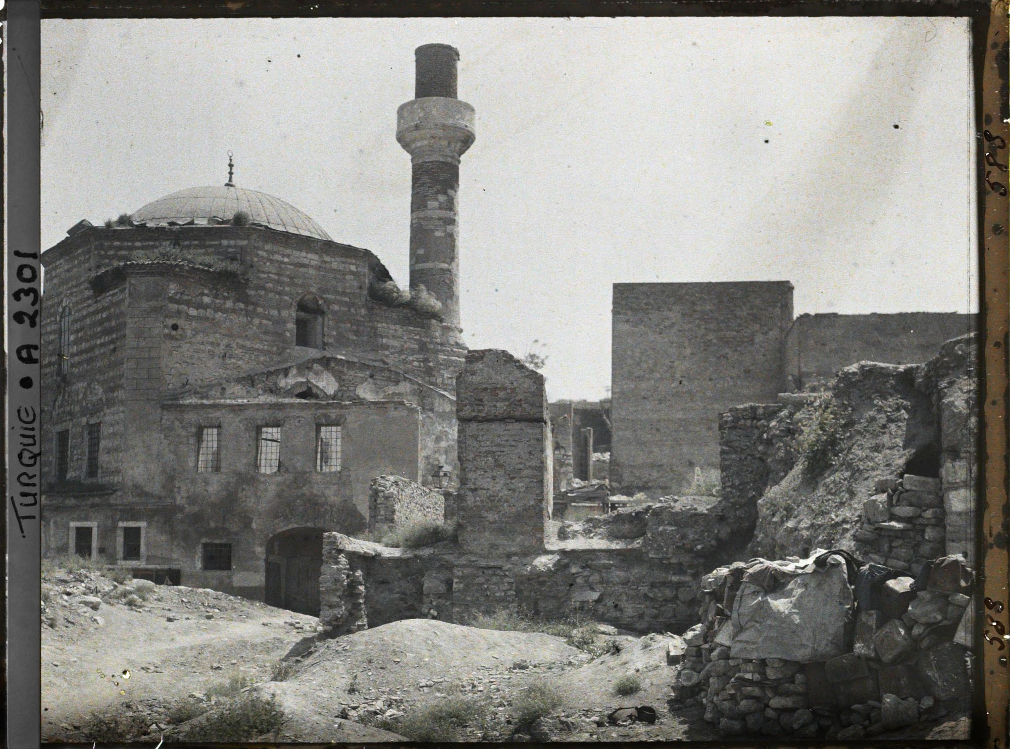 Image représentant Mosquée dans un quartier dont certains bâtiments ont été endommagés par un incendie