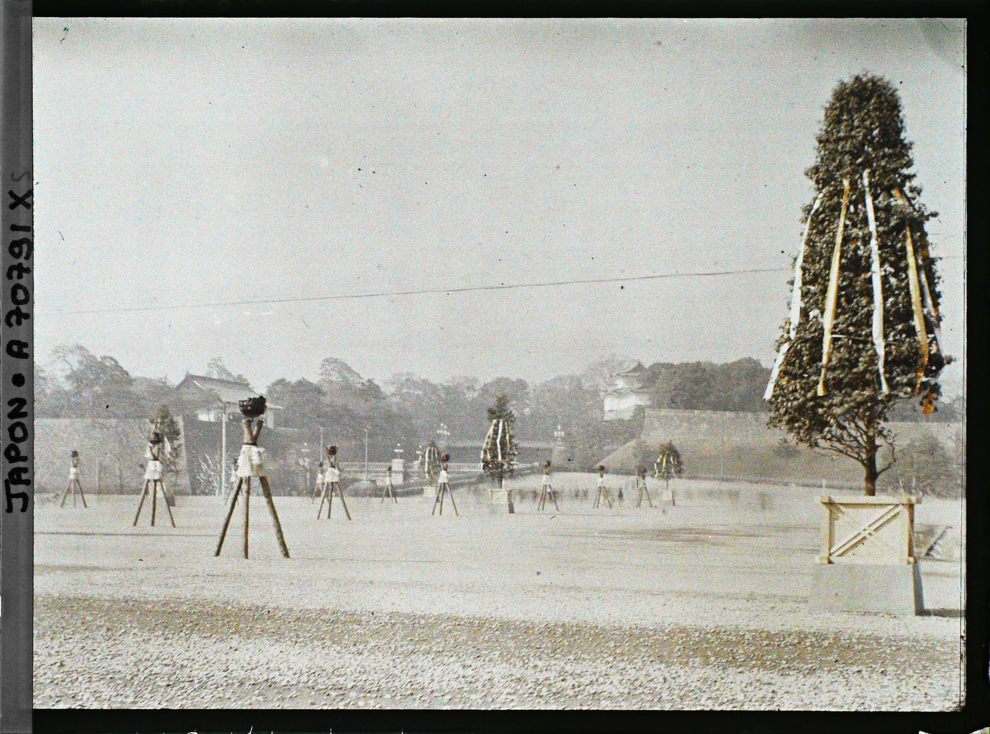 Image représentant Funérailles de l'Empereur Taisho-Tenno (Yoshihito), décor mortuaire sur l'esplanade du palais impérial