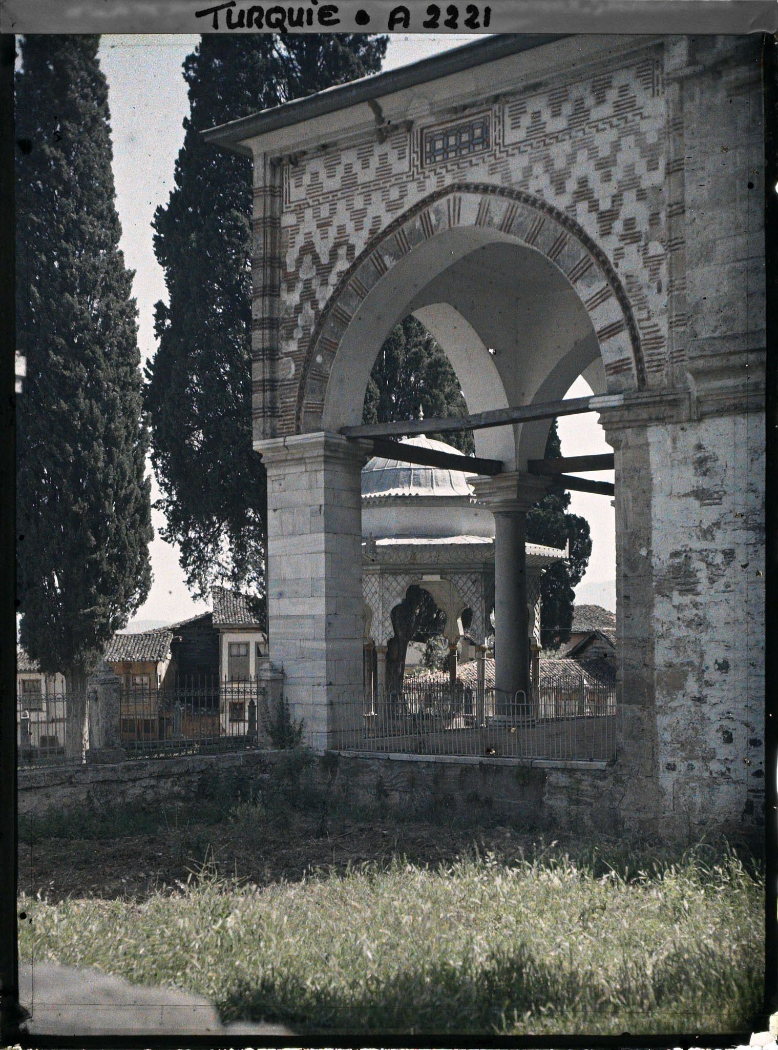 Image représentant Une entrée du complexe de la Muradiye Camii (mosquée du sultan Murat II) ; à l'arrière plan, une fontaine aux ablutions