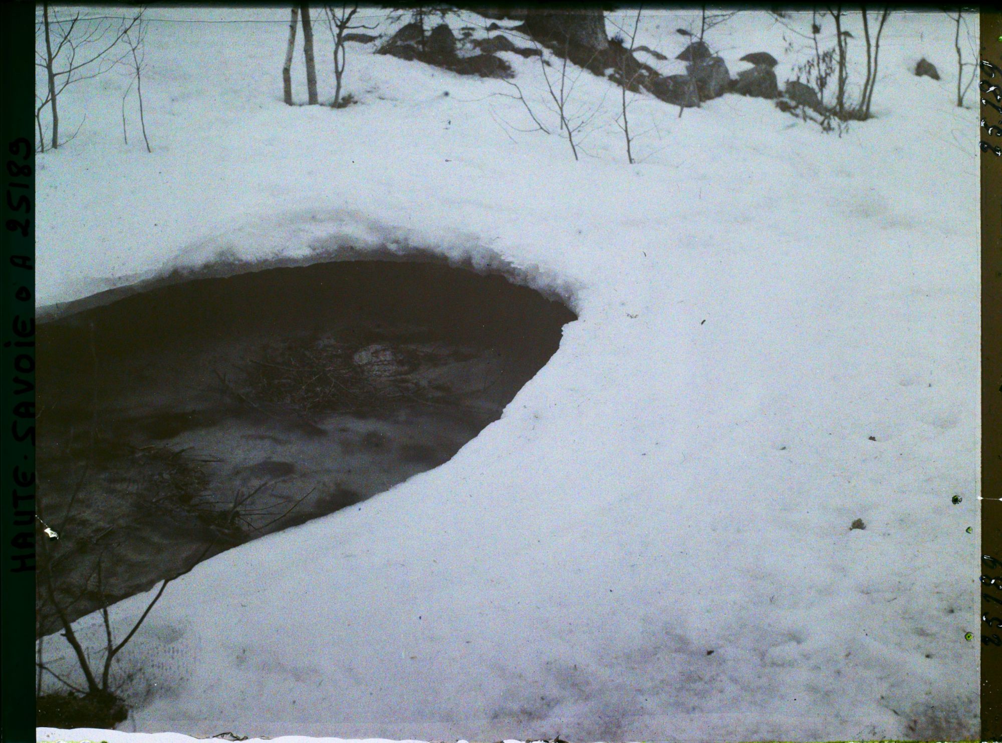 Image représentant France Les Alpes, Chamonix - Village des Tissours, Pont de neige s/ un torrent