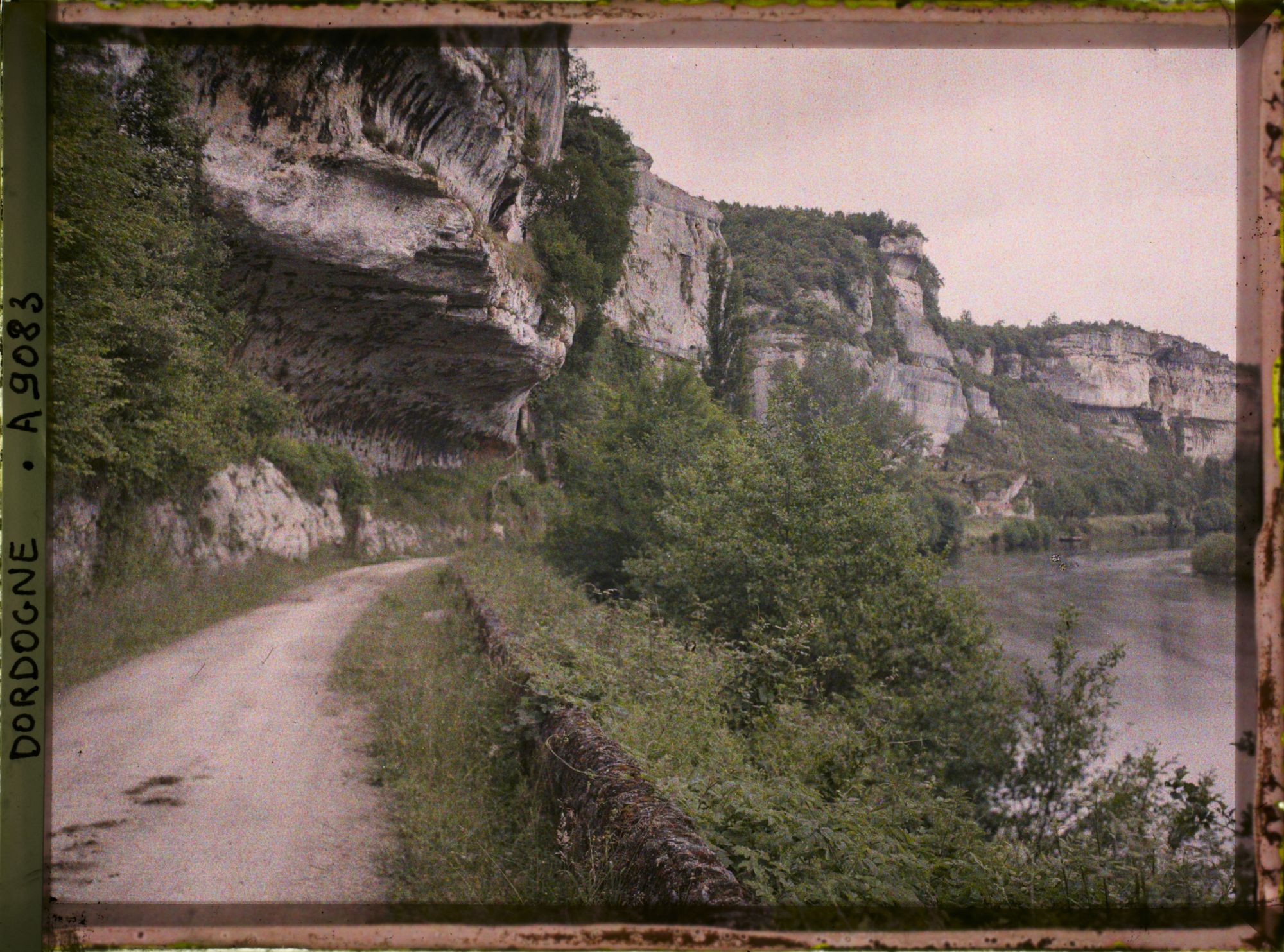 Image représentant France, L'ensemble des Laugerie avec la Vézère.