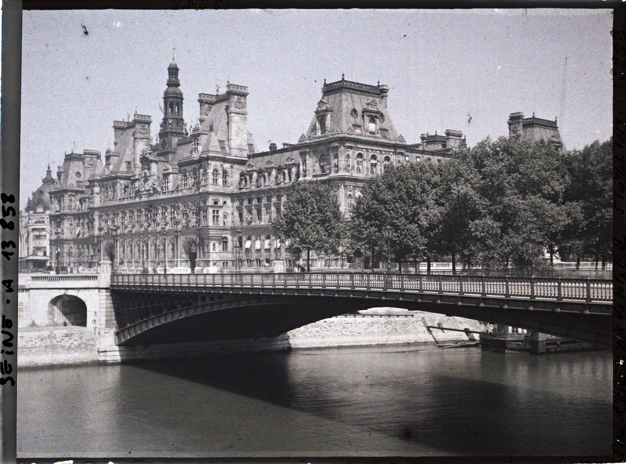 Image représentant L'hôtel de ville et le pont d'Arcole vus du quai de la Corse