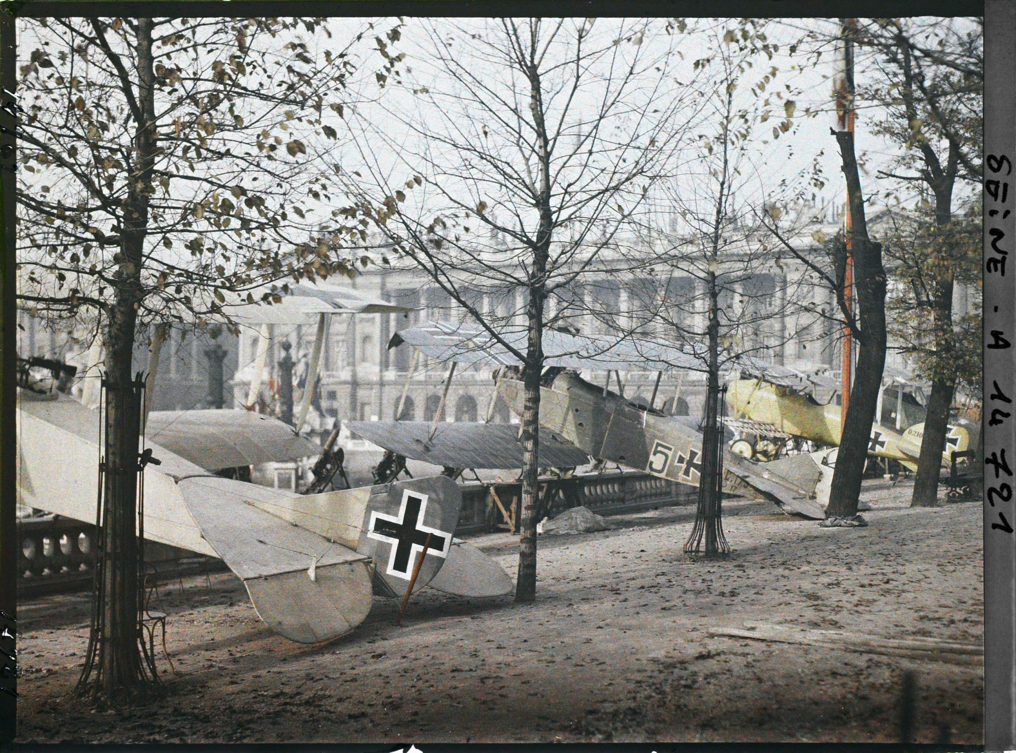 Image représentant Avions pris aux Allemands exposés au jardin des Tuileries, à côté de la place de la Concorde
