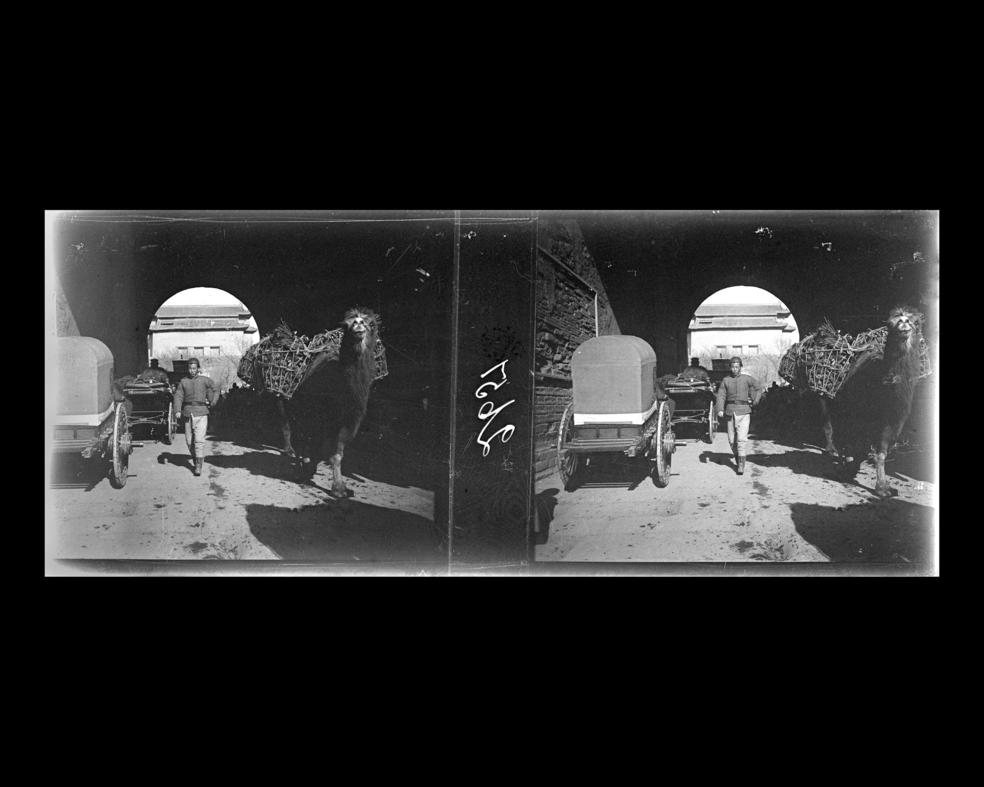 Image représentant Dans le passage situé sous le pavillon (chenglou) de Deshengmen ("porte des Vertus Triomphantes")