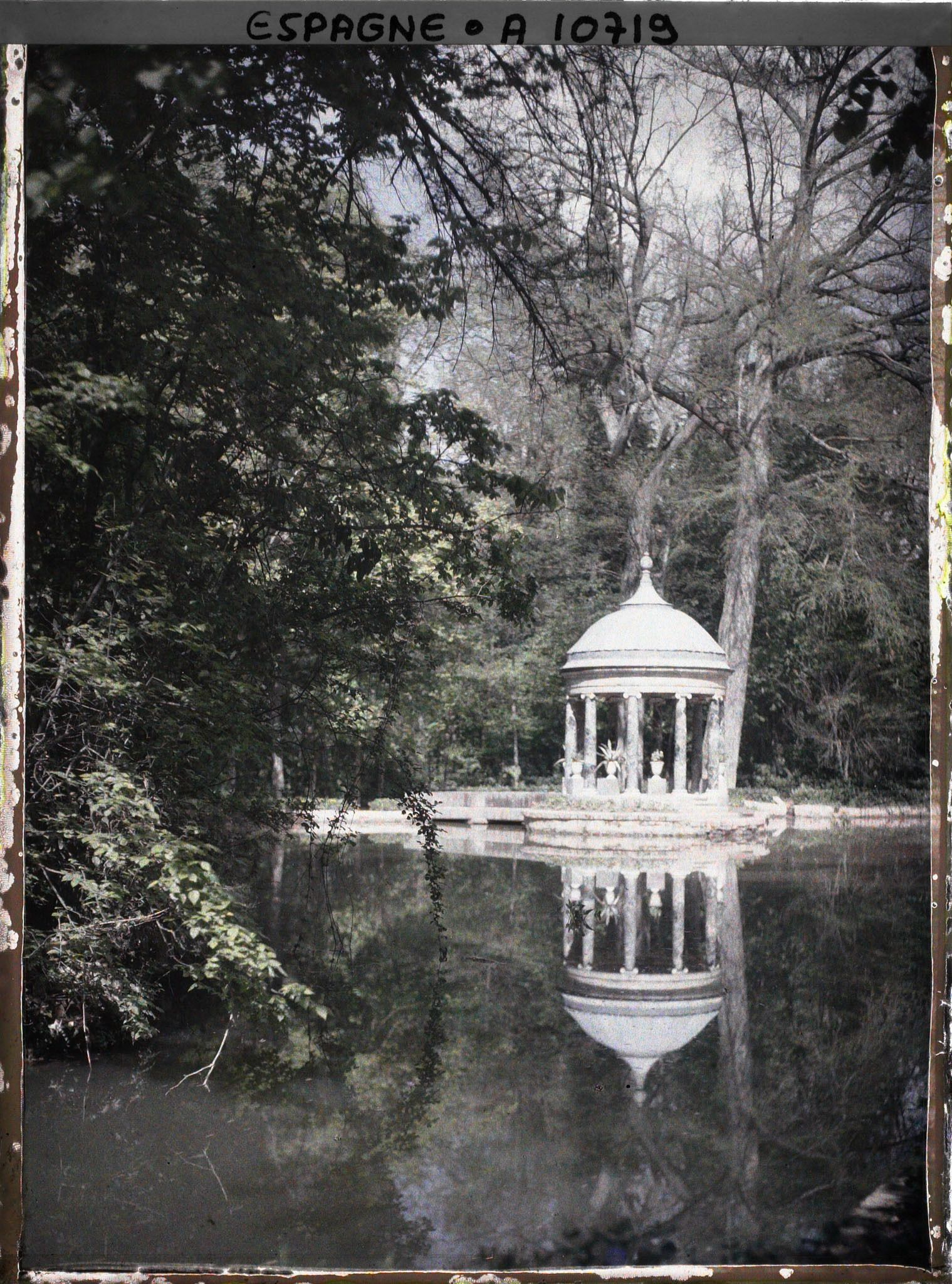 Image représentant Espagne, Aranjuez, Dans le jardin del Principe, lago Chinesco