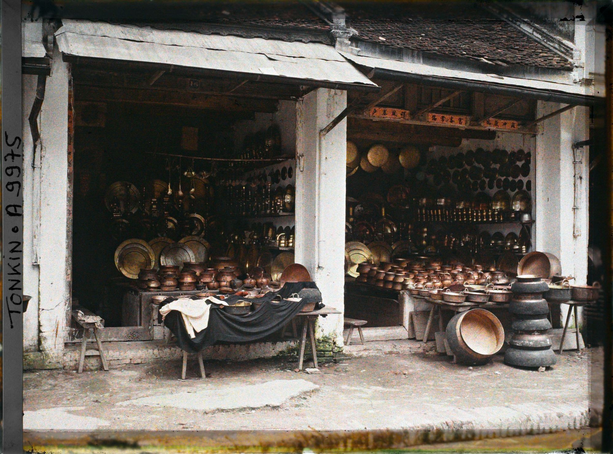 Image représentant Une boutique d'objets en cuivre, dans la " rue du Cuivre "