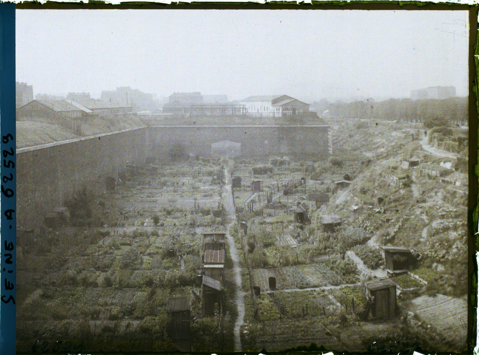 Image représentant Les jardins ouvriers dans les fossés des fortifications à la porte de Saint-Ouen