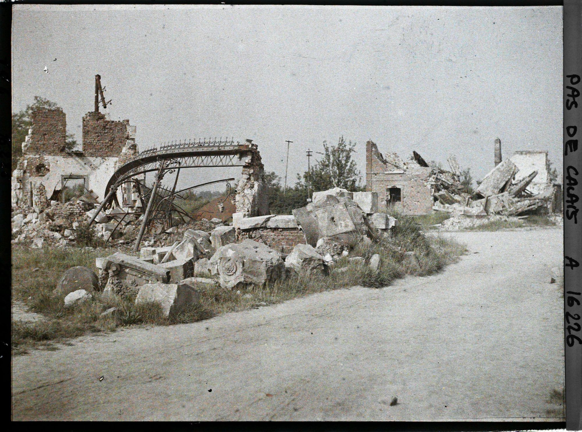 Image représentant France, Arras, Entrée du Cimetière vue de l'extérieur