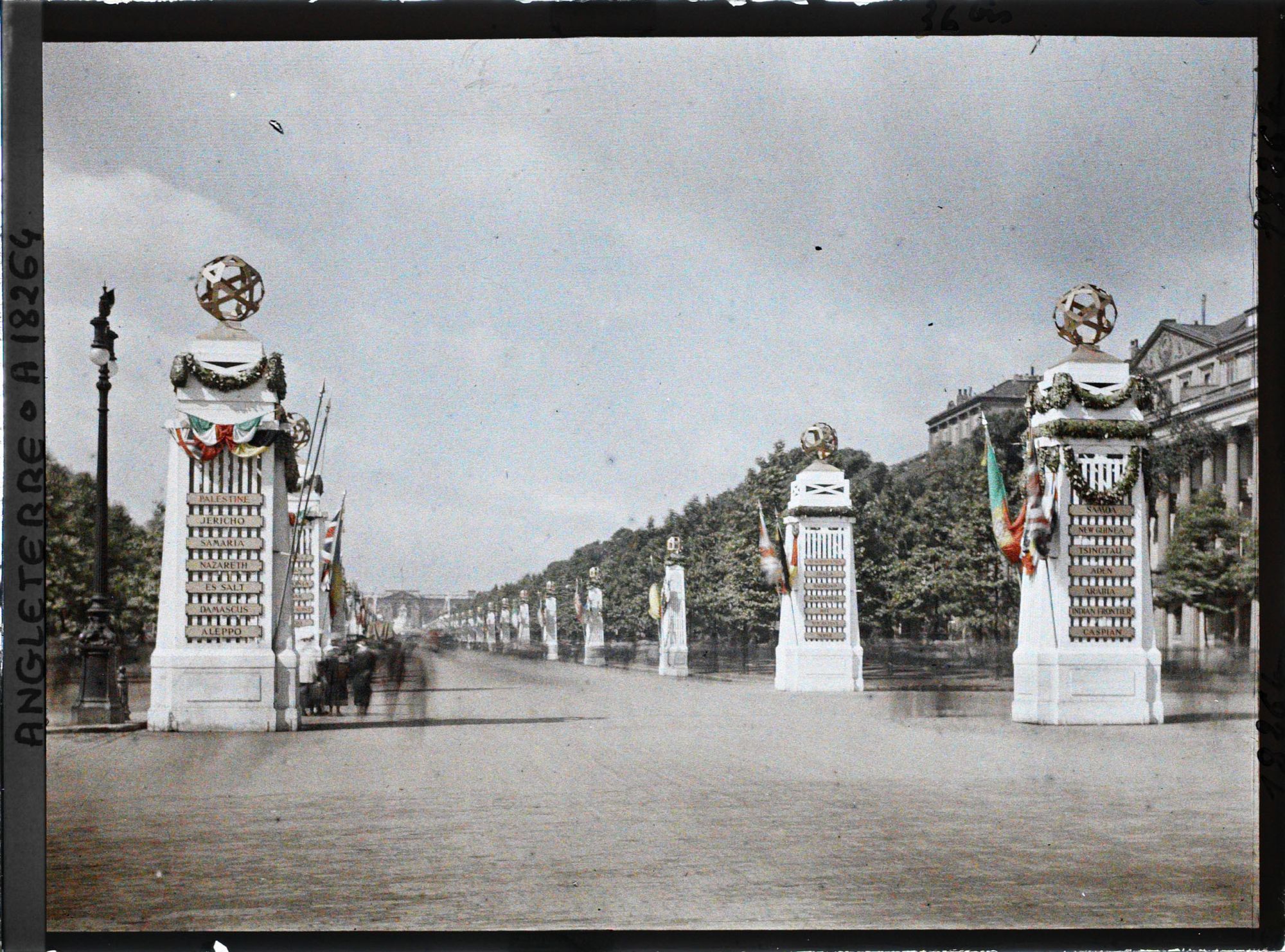 Image représentant The Mall décoré de plusieurs monumenhts commémorant la fin de la Première Guerre Mondiale. Au fond, Buckingham Palace