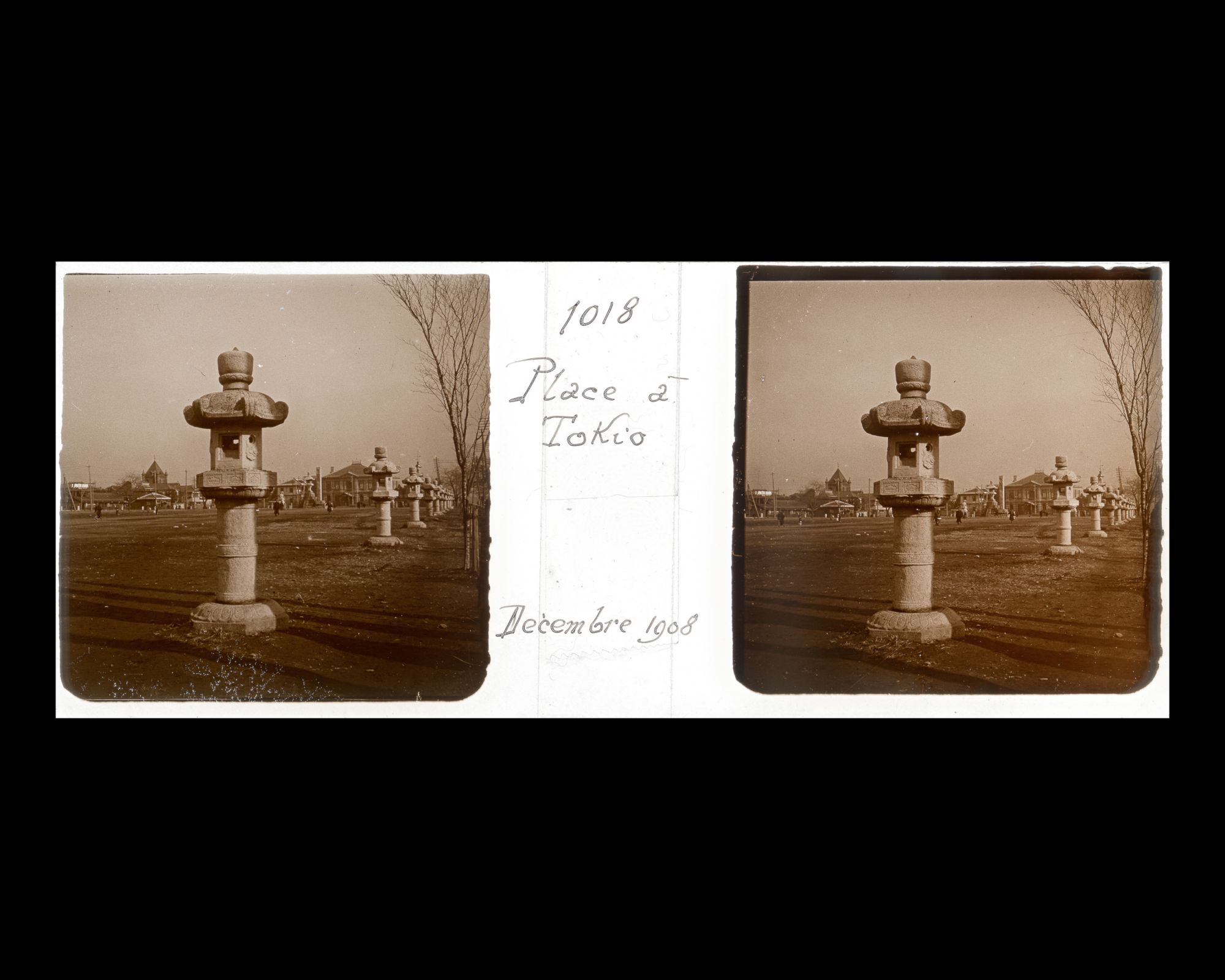 Image représentant Lanternes votives, probablement à proximité du sanctuaire Yasukuni