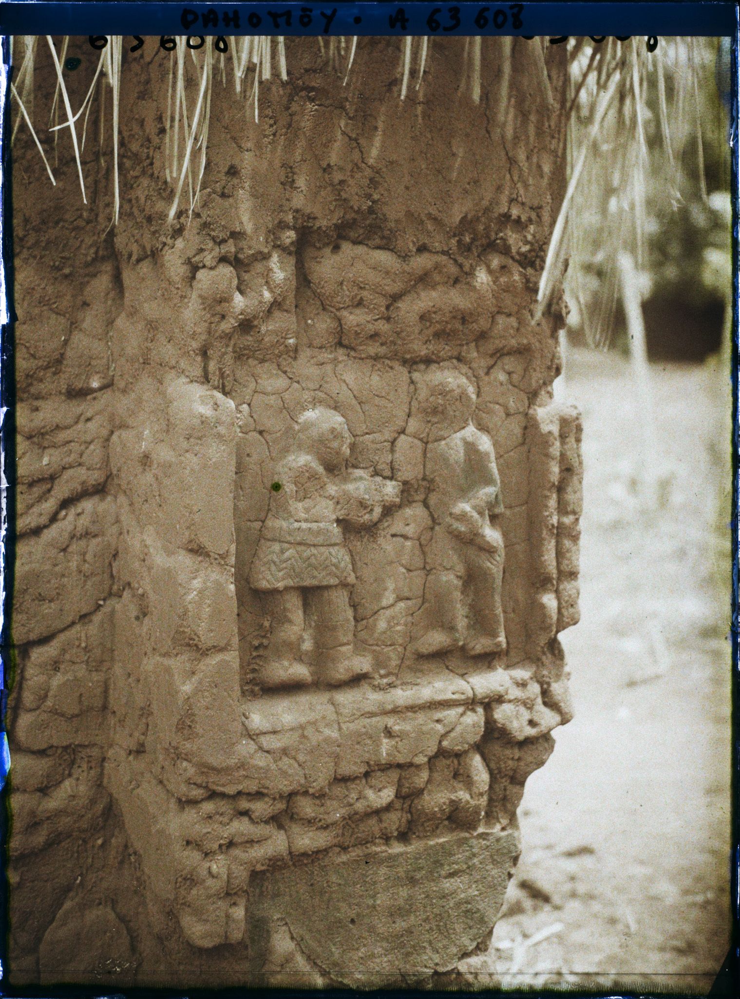 Image représentant Bas-relief d'une résidence du quartier de Gbécon-Hounli, non loin du palais princier de Guézo, motif d'amazone armée tuant un guerrier ennemi