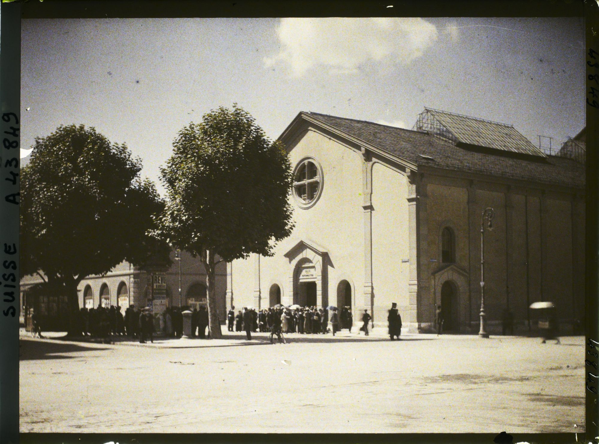 Image représentant Cinquième assemblée annuelle de la Société des Nations (SDN) à Genève. L'extérieur de la Salle de la Réformation.
