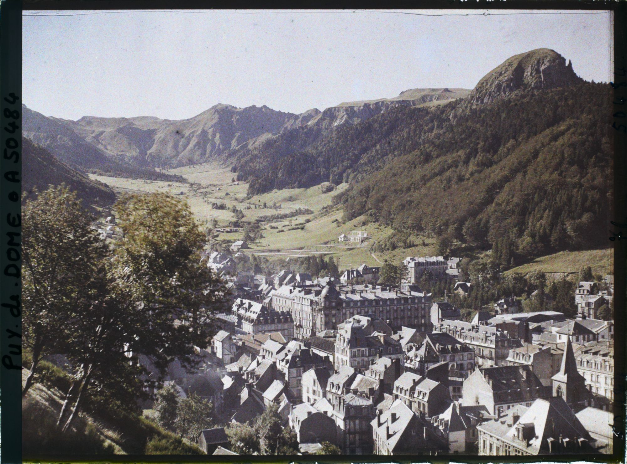 Image représentant France, Mont-Dore, Le Mont Dore et le fond de la Vallée