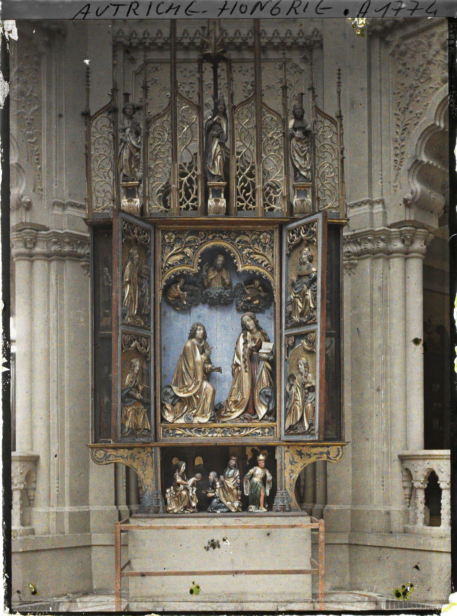 Image représentant Un autel religieux présenté dans la salle d'exposition du musée d'art industriel