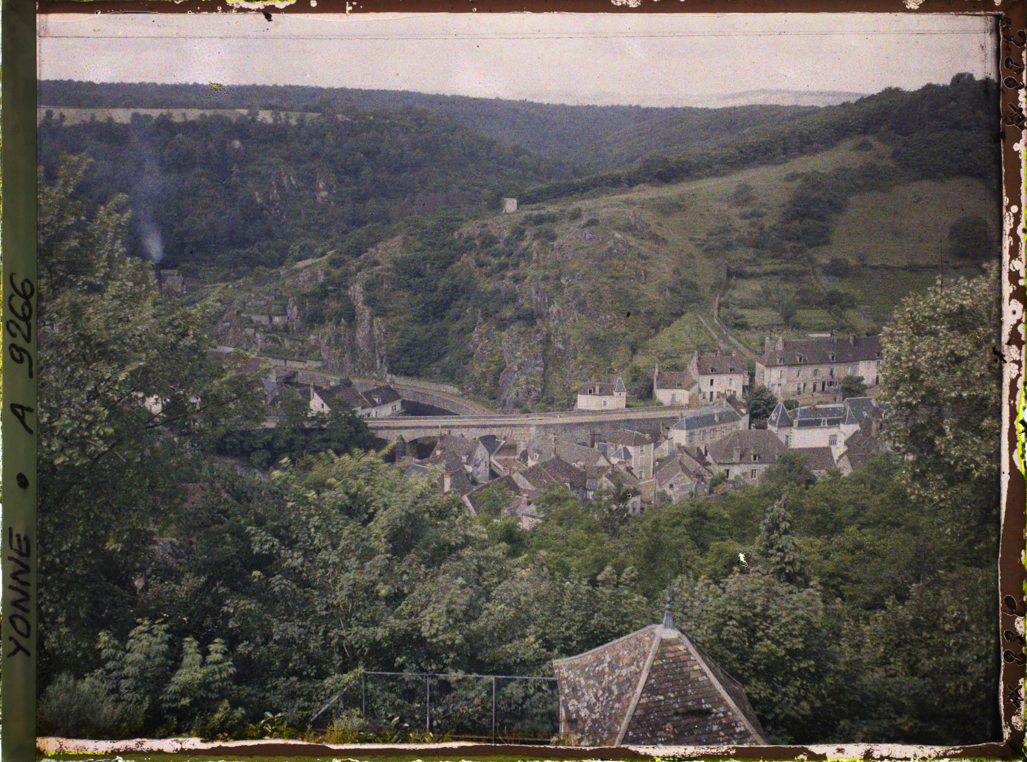 Image représentant Vue sur la vallée du Cousin depuis la promenade dite Terreau de la Petite-Porte
