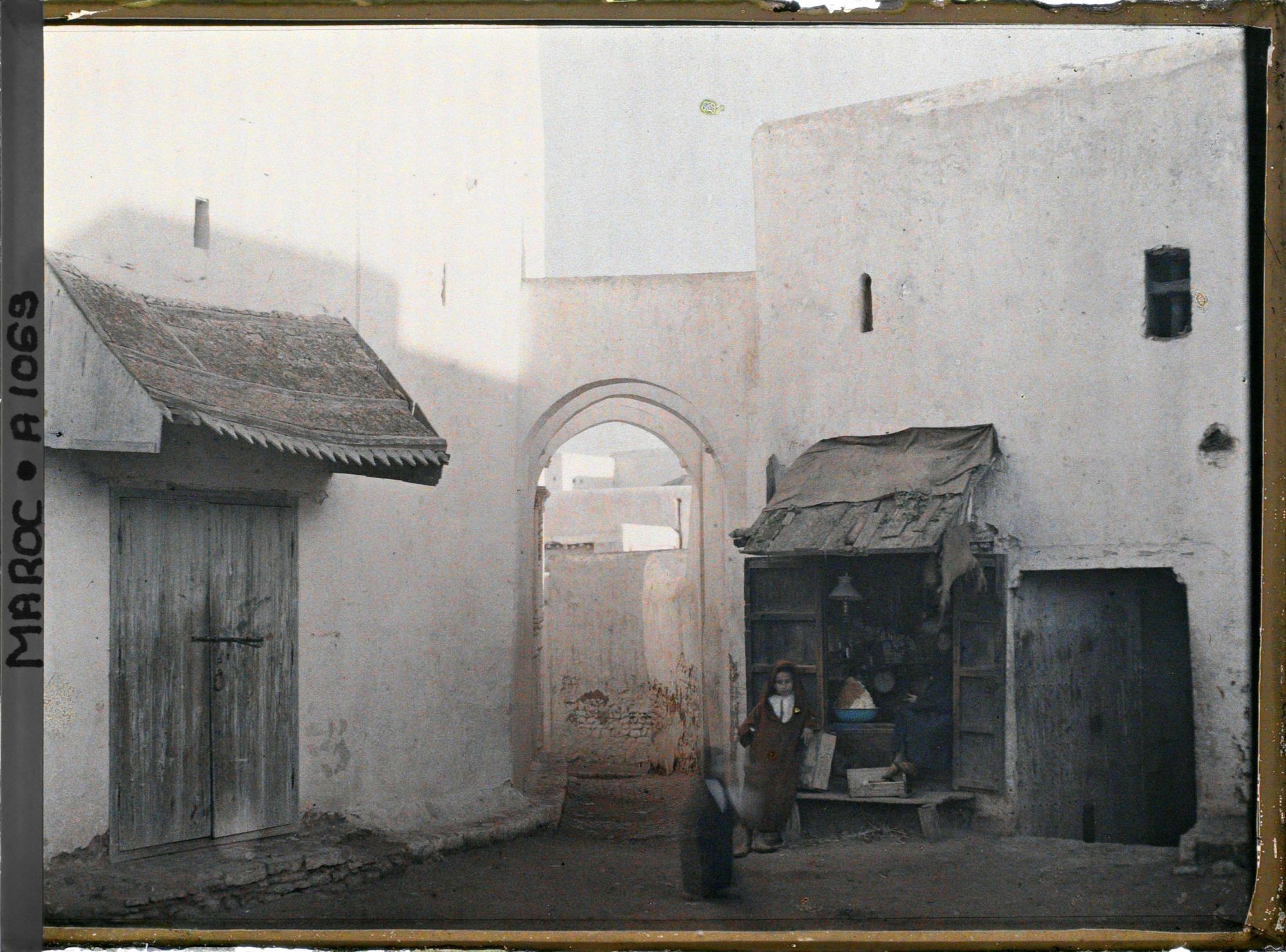 Image représentant Enfants près d'une boutique