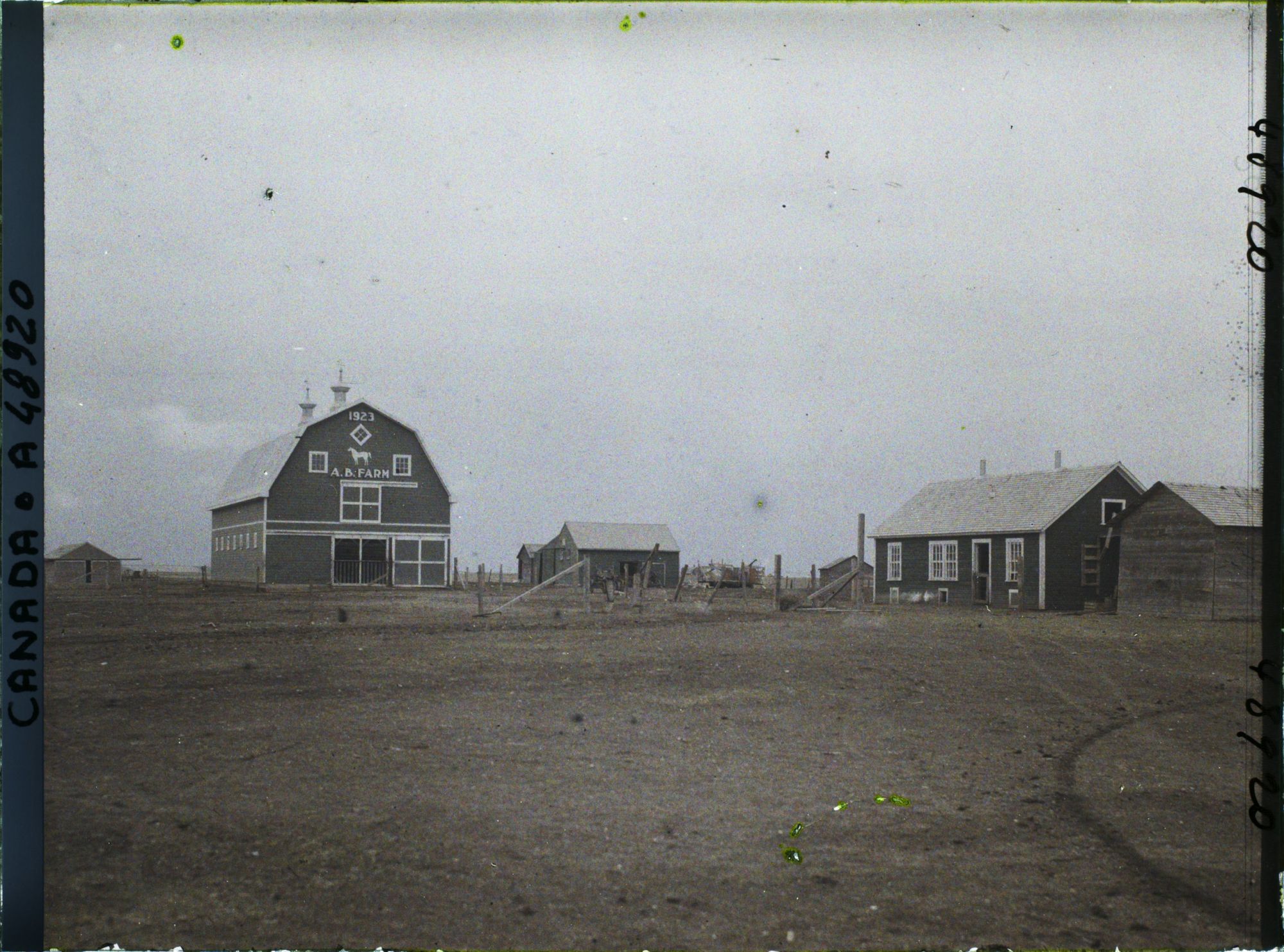 Image représentant Canada, Gravellebourg, Ferme Alfred Beauchêne- Grange et Grainerie