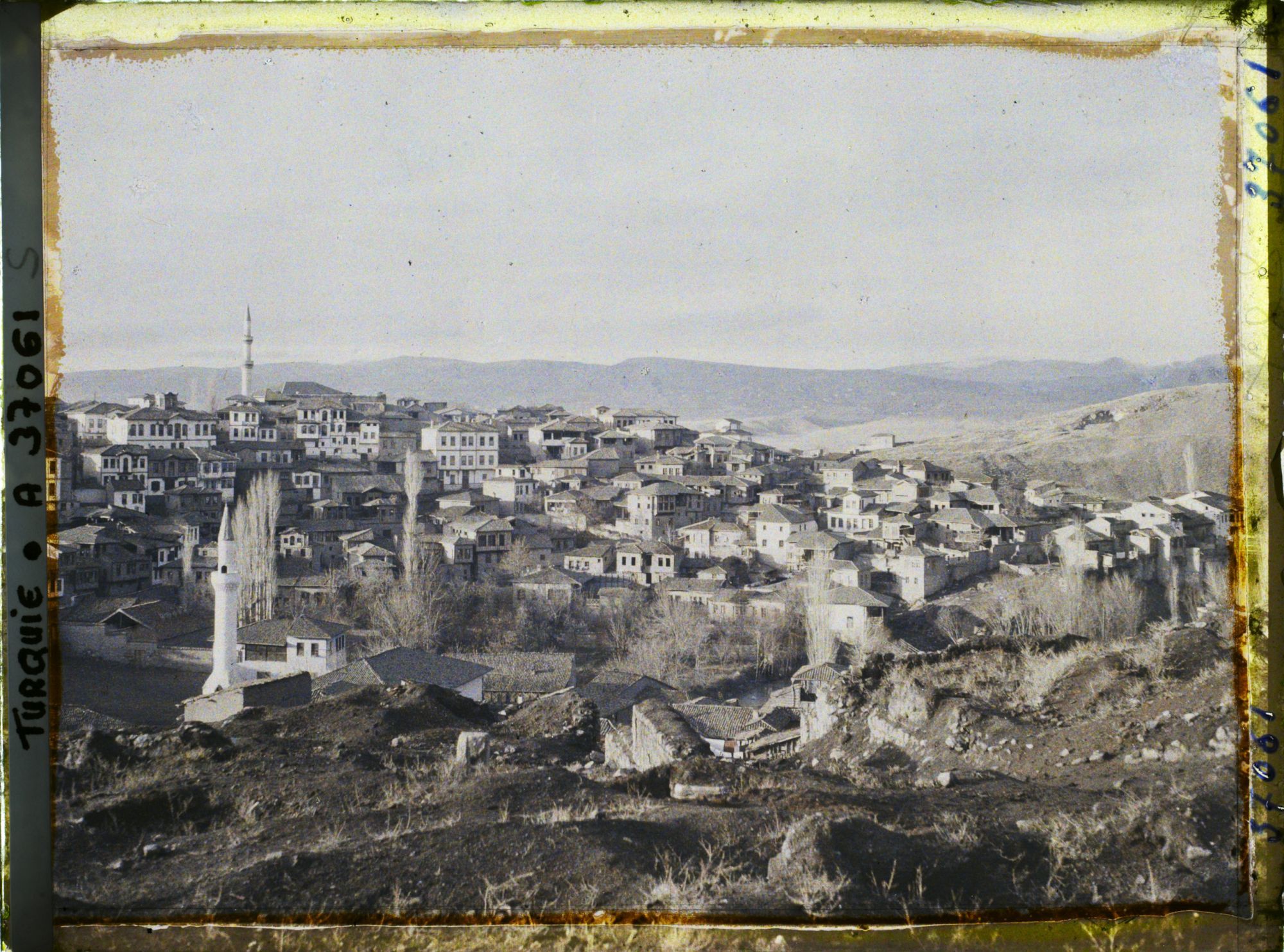 Image représentant Panorama sur la ville basse (depuis la ville haute sou la citadelle). (A gauche, à l'arrière plan, le minaret de la mosquée Haci Bayram au crépuscule)