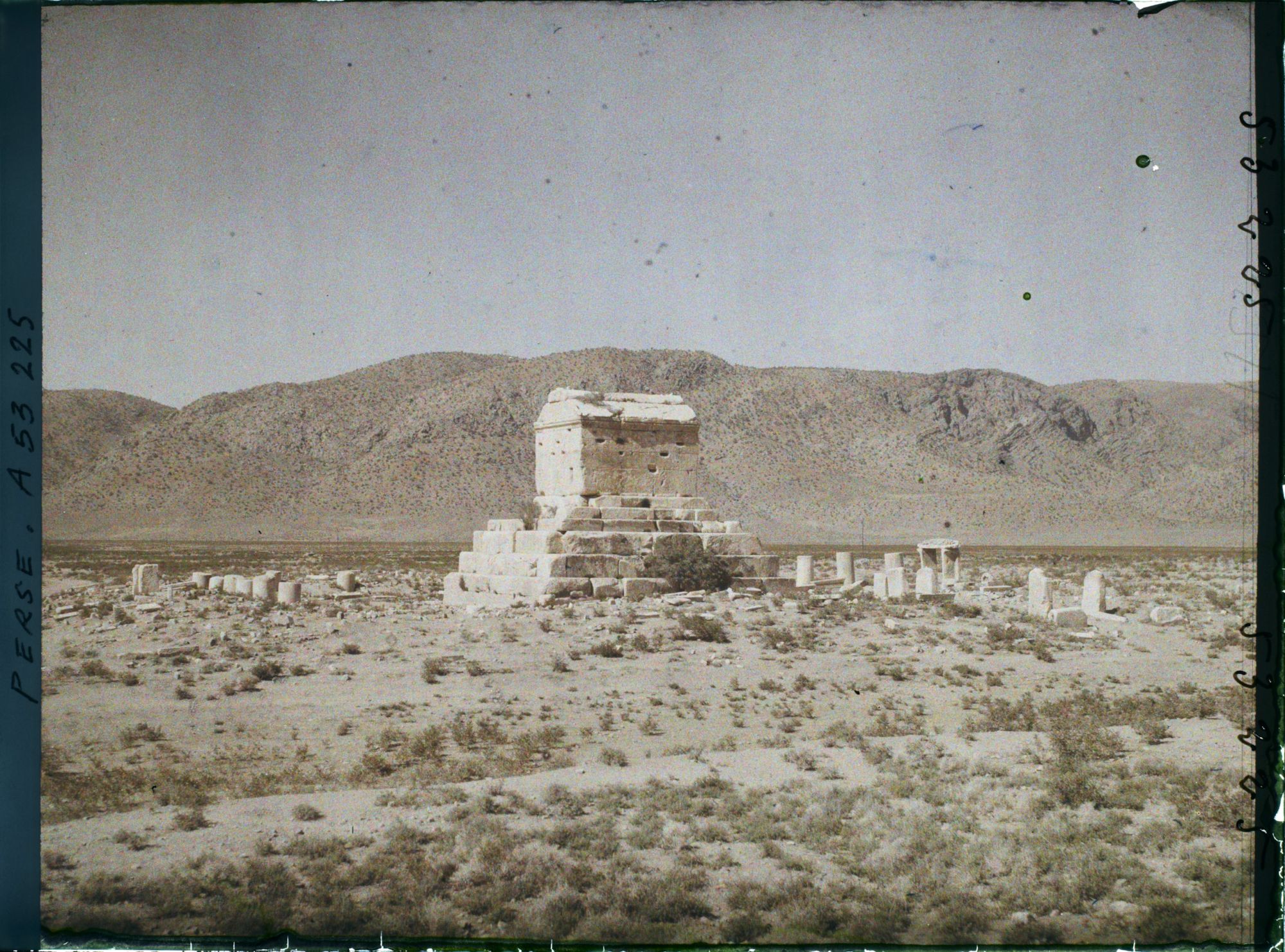 Image représentant Le tombeau de Cyrus II (vers 530 avant JC.)