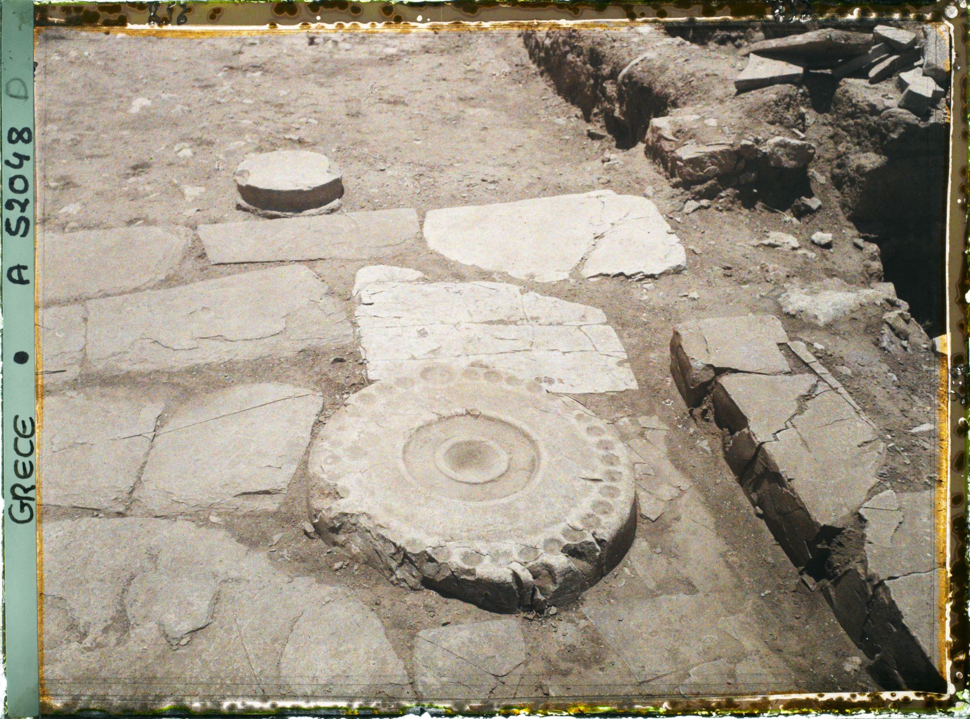 Image représentant Dans l'angle sud-ouest de la cour centrale, l'autel circulaire en pierre (ou table à libations) - gros plan -