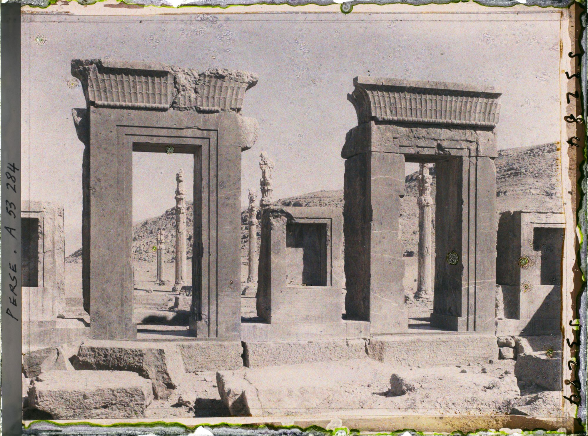 Image représentant Deux portes du Tatchara (palais de Darius 1er)