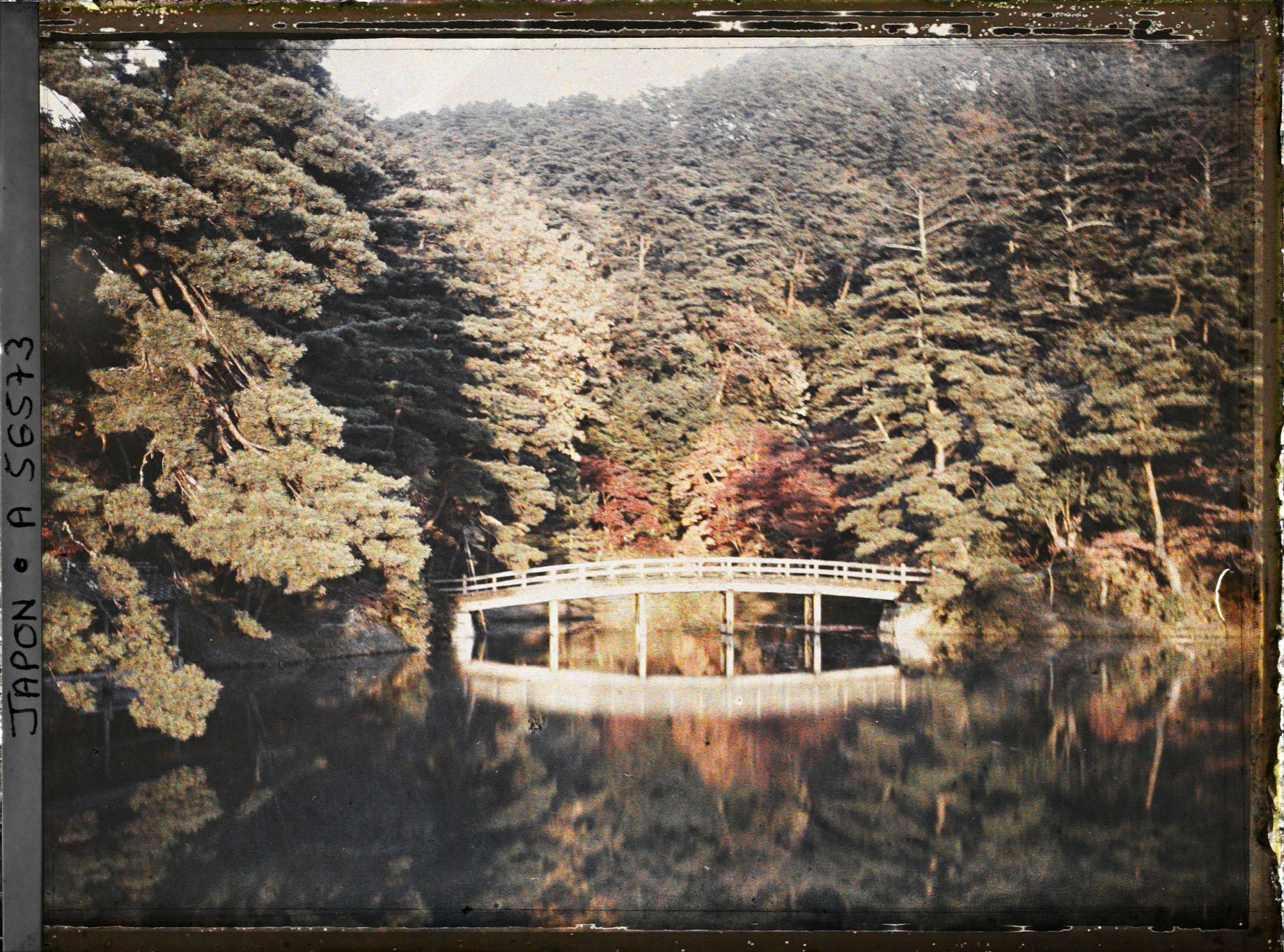 Image représentant Les jardins de la villa impériale Shugakuin Rikyû : l'étang Yokuryu, le pont Do-bashi