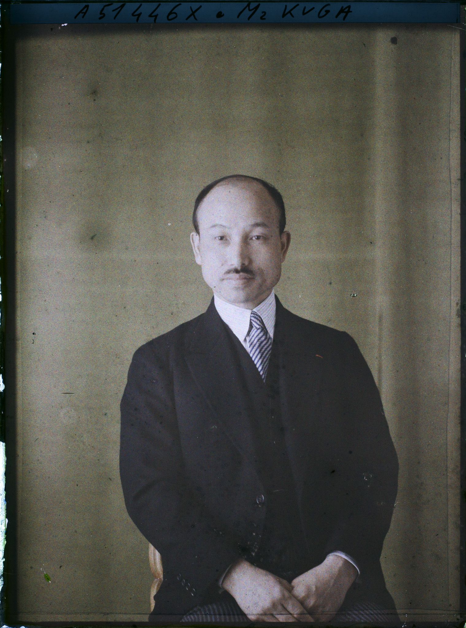 Image représentant https://musee-albert-kahn.s-museum.fr/home/NWQ2OTAwYzNmYjZlZTk1ZWQwODJmMjY4L2dlbmVyaWMtbm90aWNlLXRhYi9hdXRob3JpdHkvNjE3YTc5ZjVjZjhiODk2OGIzMzM3ZDIx/5d6900c3fb6ee95ed082f268/generic-notice-tab/authority/617a79ebcf8b8968b333708f Monsieur Kuga