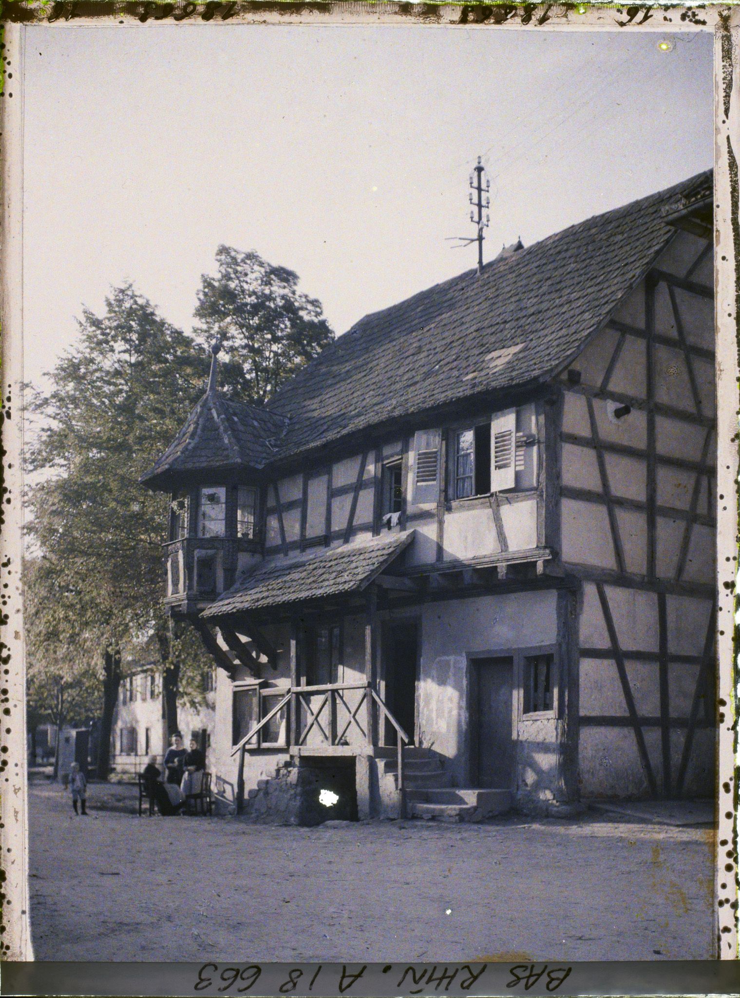 Image représentant France, Scherwiller, Maison à tourelles à montants de bois (maison de la Police)