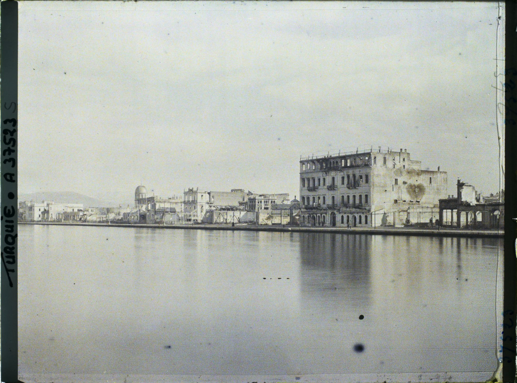 Image représentant Turquie, Smyrne, Les Quais de Smyrne - Vue Gle des Quais prise du Petit Môle