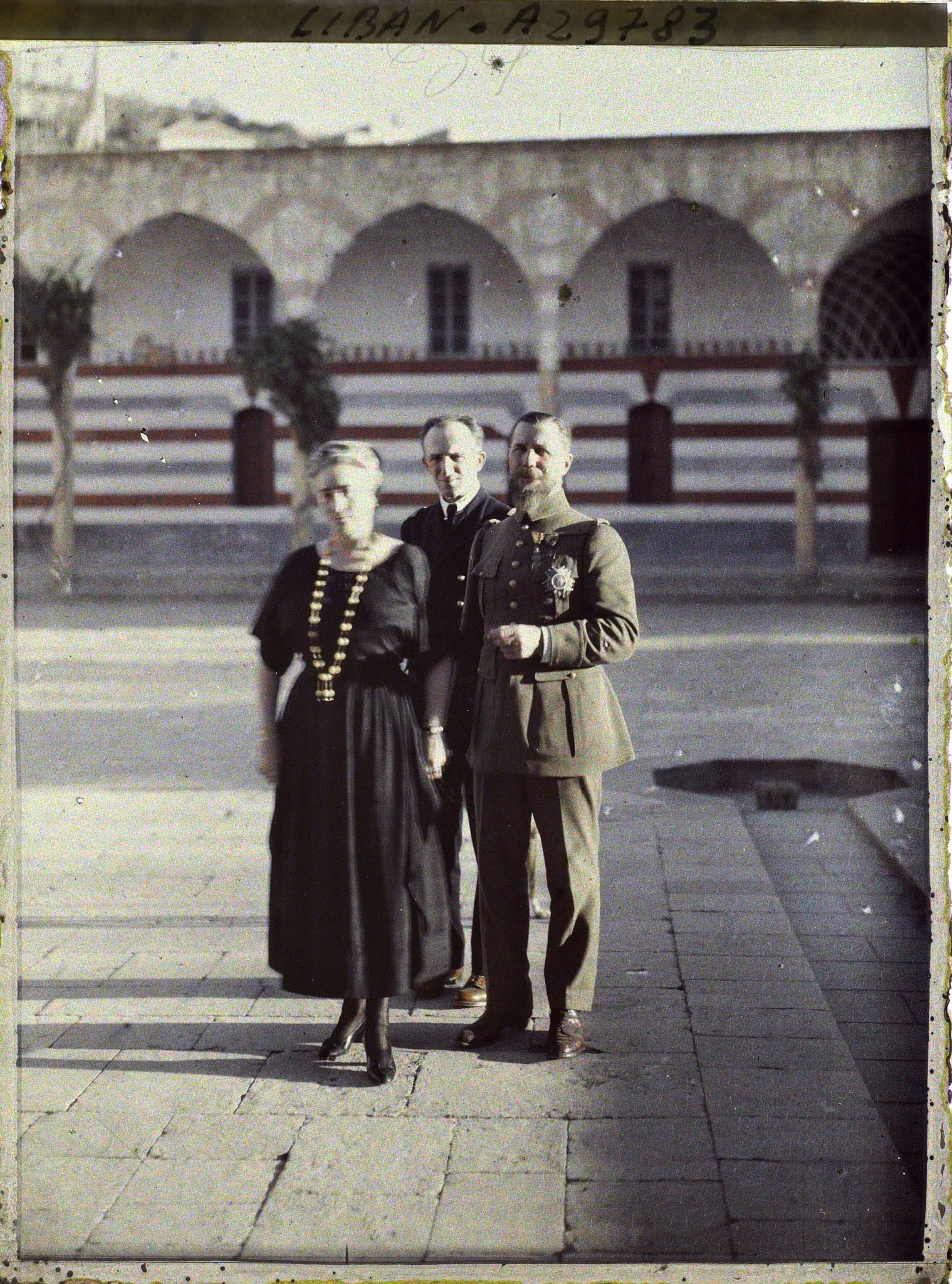 Image représentant Le général Gouraud avec le Gouverneur du Liban, Georges Trabaud, et sa femme