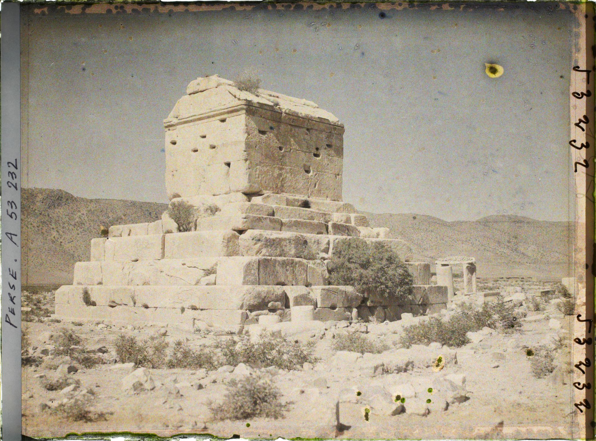 Image représentant Le tombeau de Cyrus II (vers 530 avant JC.)