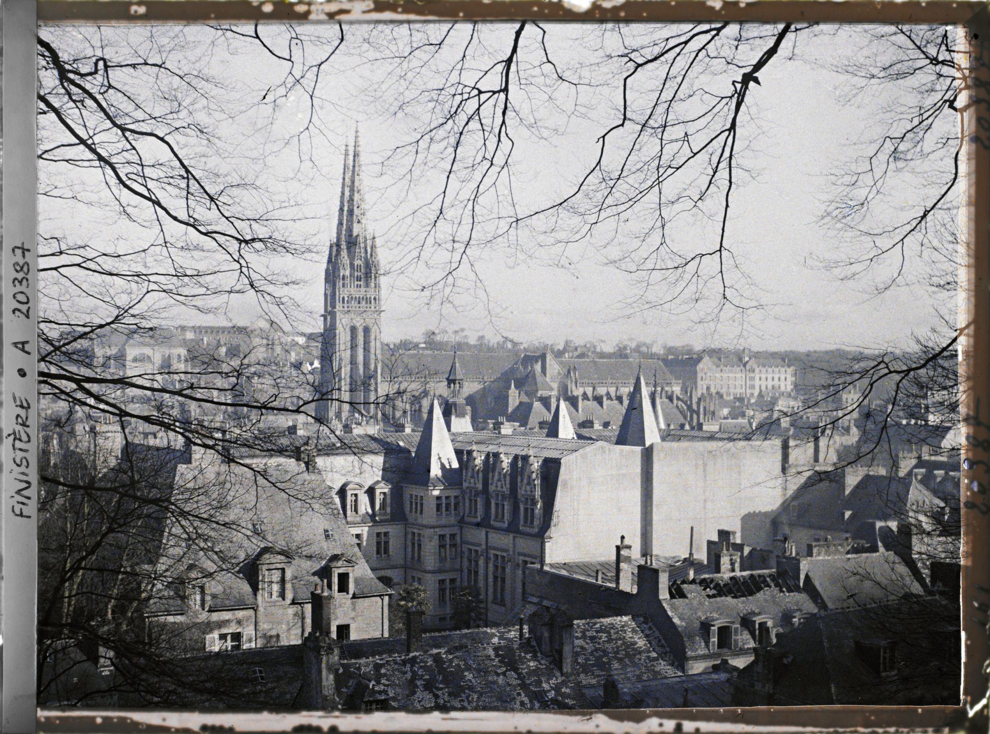 Image représentant La cathédrale Saint-Corentin, vue du mont Frugy ; devant, l'arrière de la préfecture