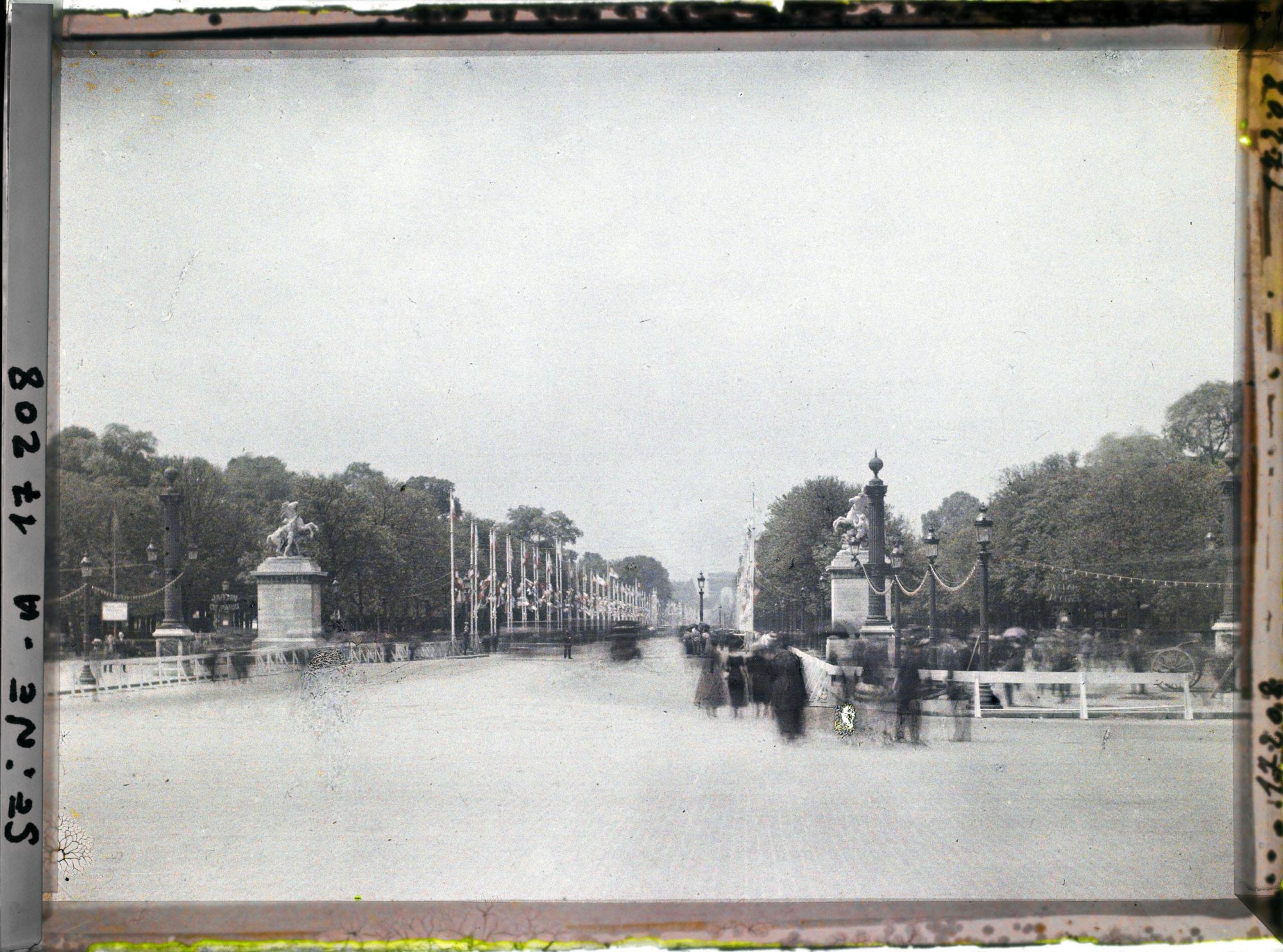 Image représentant L'Avenue des Champs-Elysées décorée pour les fêtes de la Victoire des 13 et 14 juillet 1919, vue de la place de la Concorde