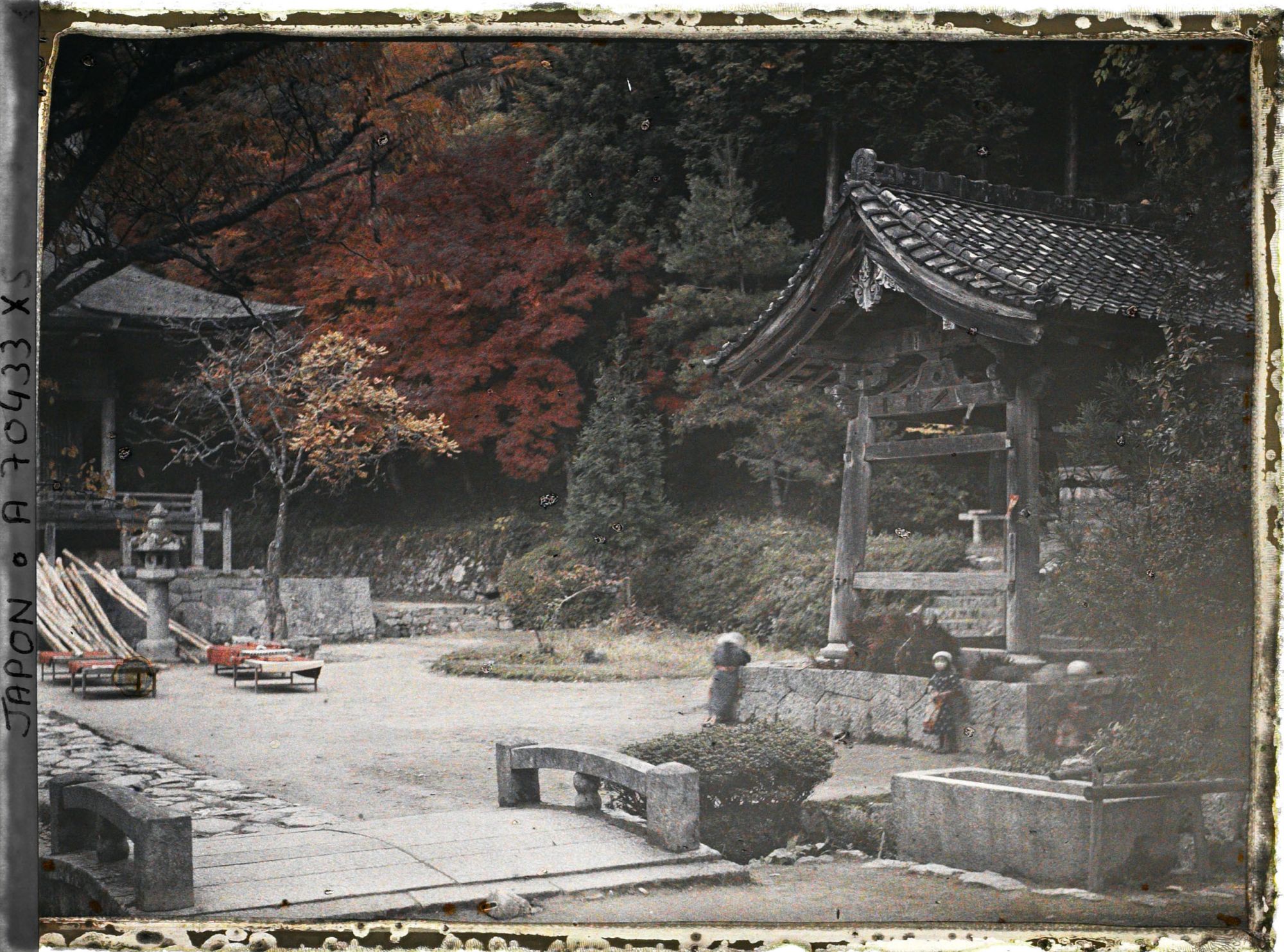 Image représentant Temple Shorin-in (probablement) : la fontaine et le shôrô (beffroi)