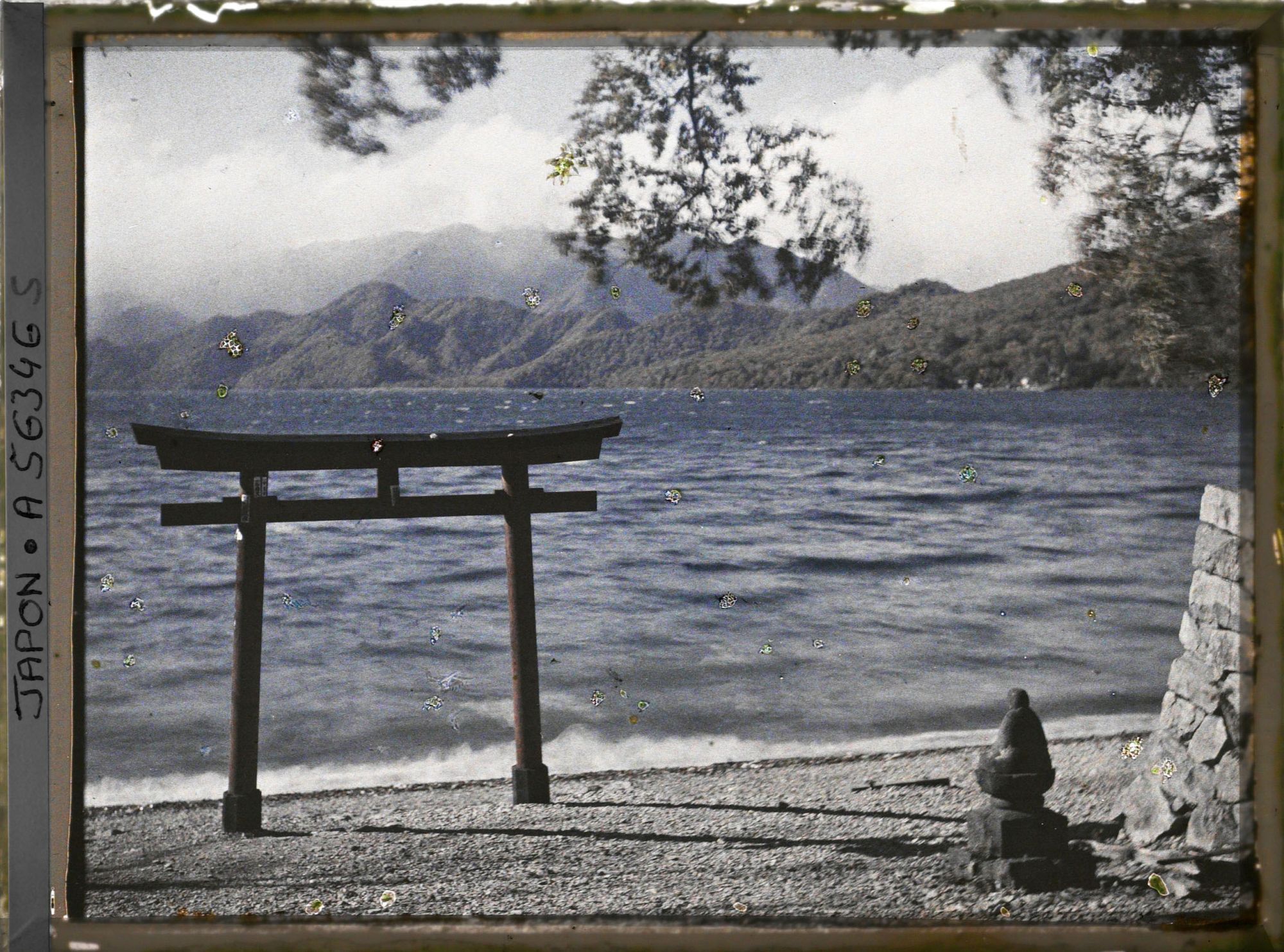 Image représentant Torii sur la plage Utaga (Utagahama), au bord du lac Chuzenji