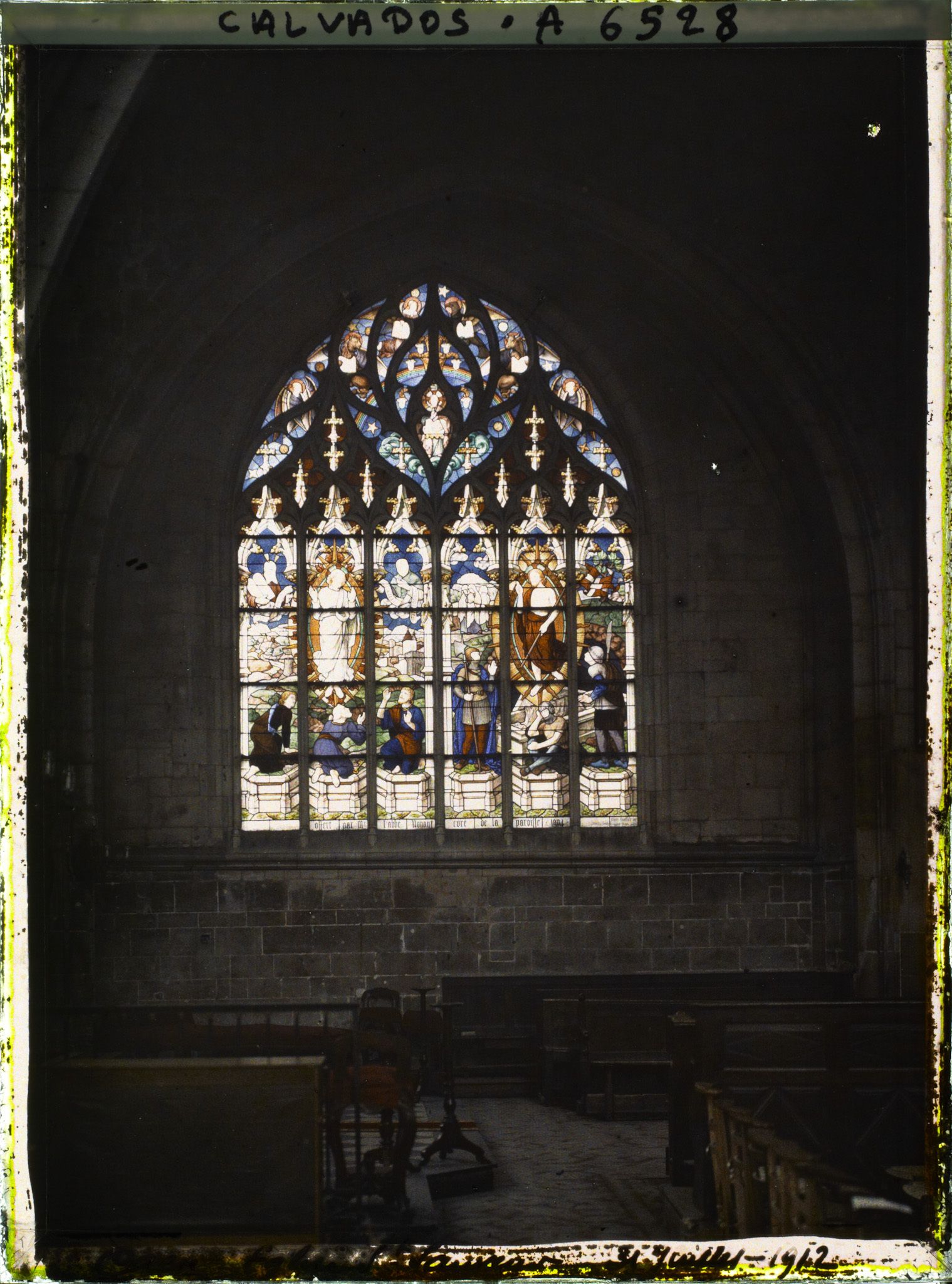 Image représentant Vitrail de l'église Saint-Sauveur