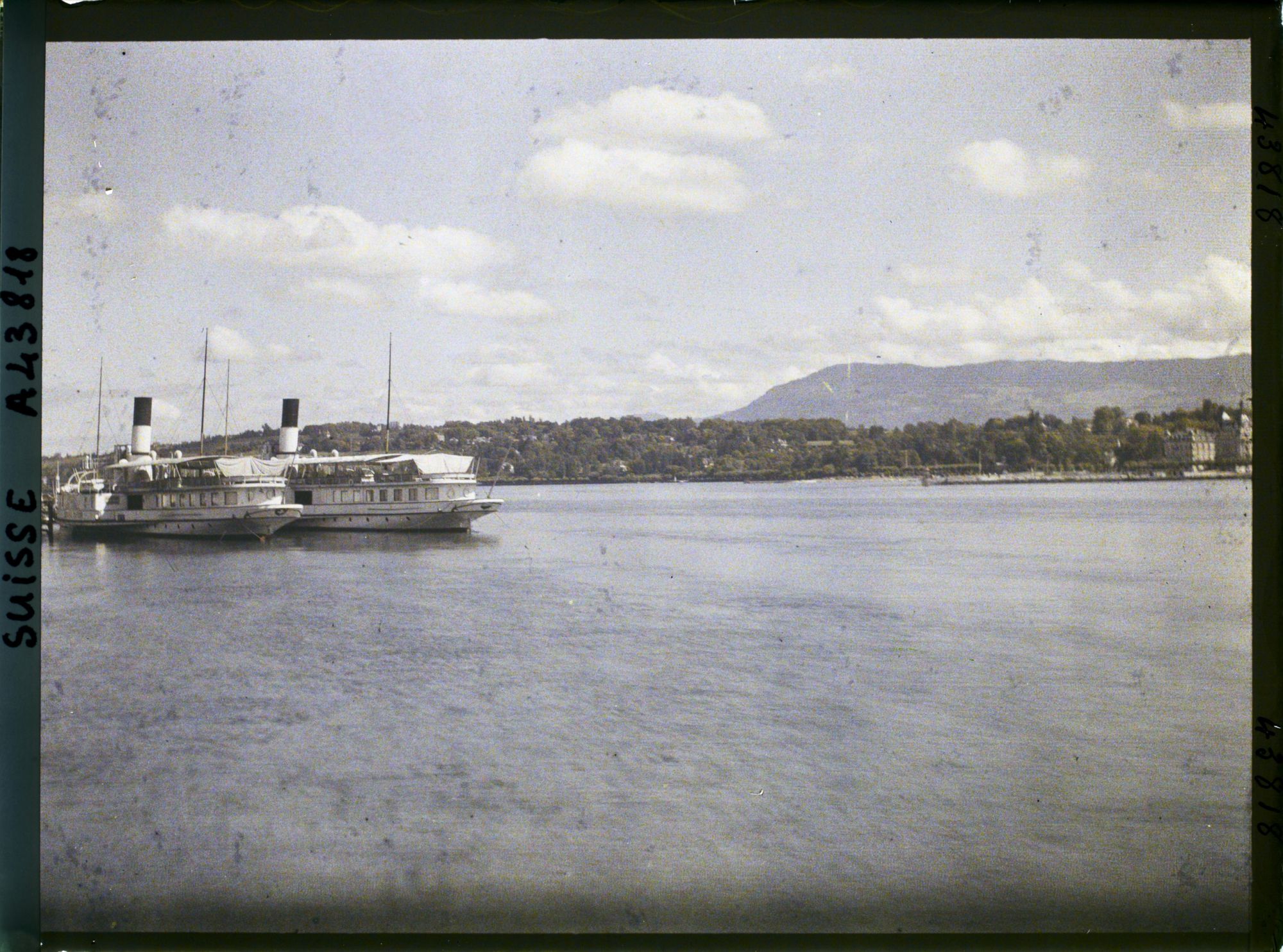 Image représentant La rade et deux bateaux de la CGN vus du quai du Mont-Blanc