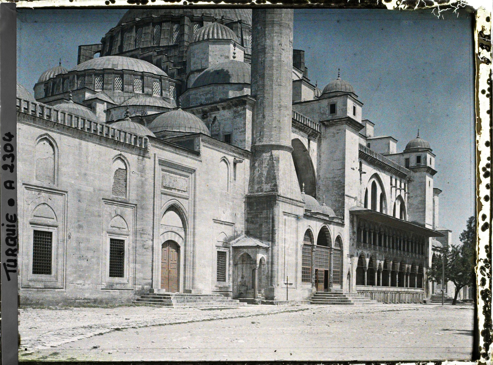 Image représentant Une façade de la Süleymaniye Camii ("mosquée de Soliman le Magnifique")
