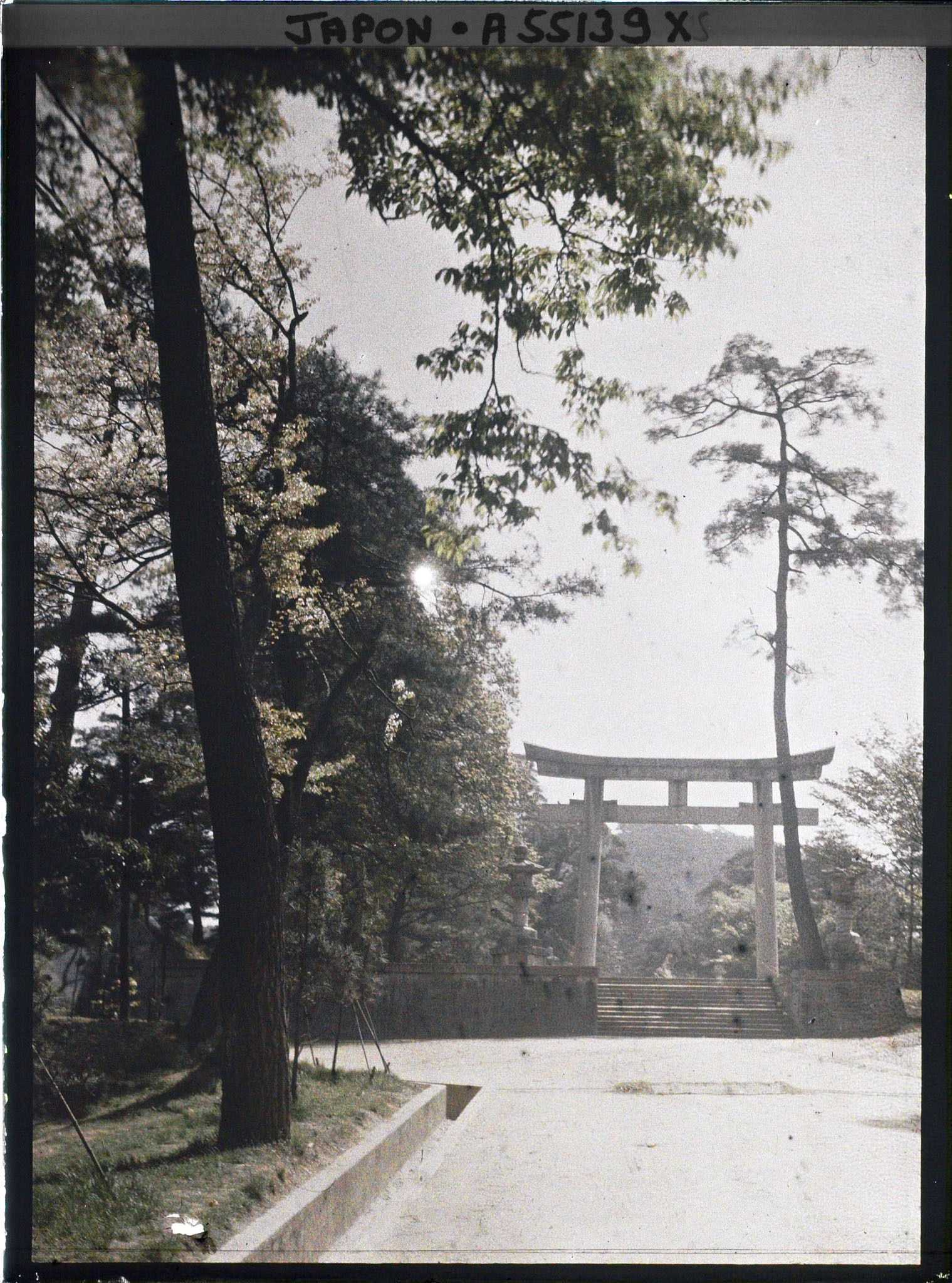 Image représentant Premier torii (Ichi-no-torii) de l'entrée du sanctuaire Hôkoku-jinja (Toyokuni-jinja)
