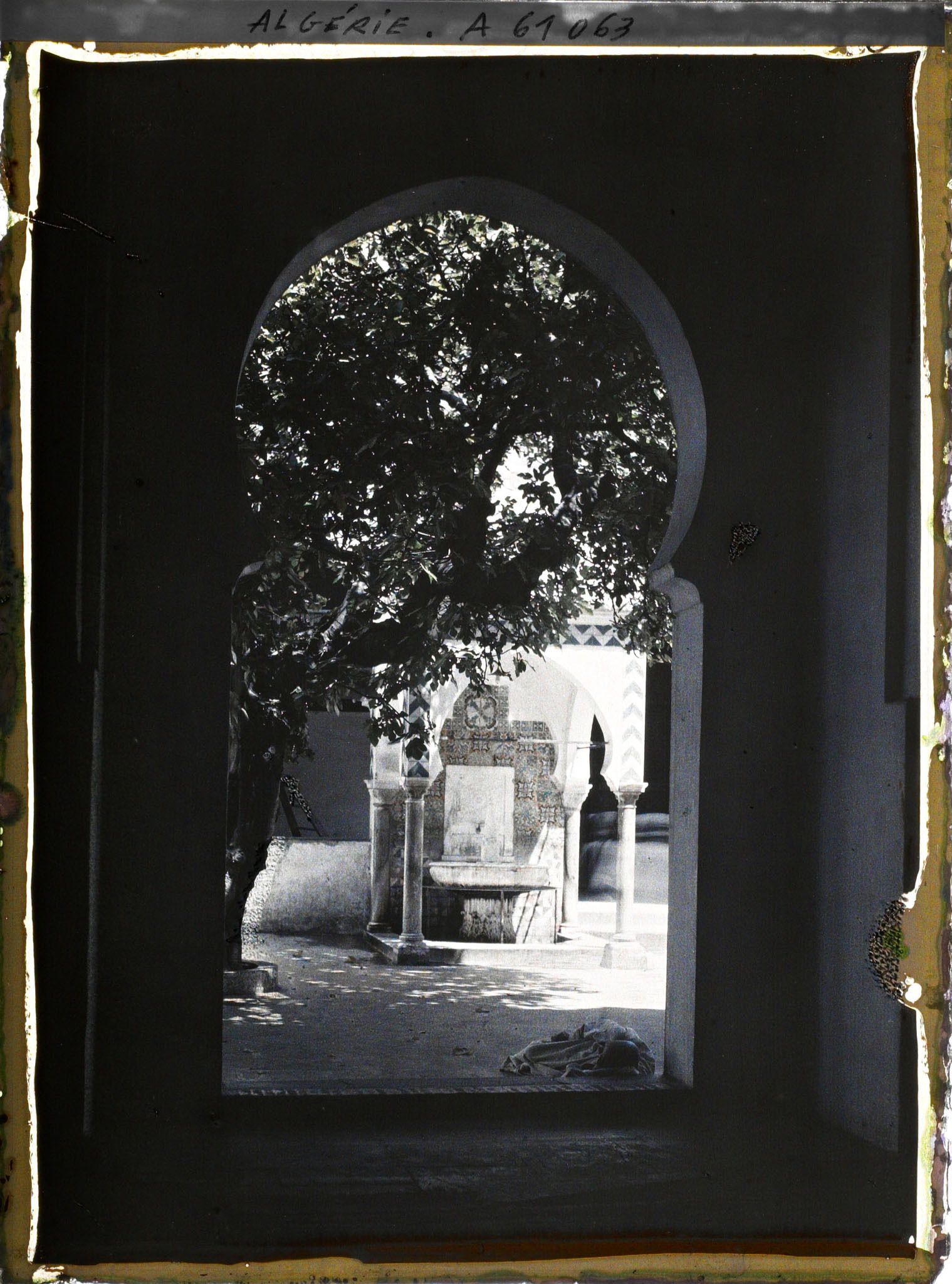 Image représentant La fontaine aux ablutions dans la cour de la grande mosquée
