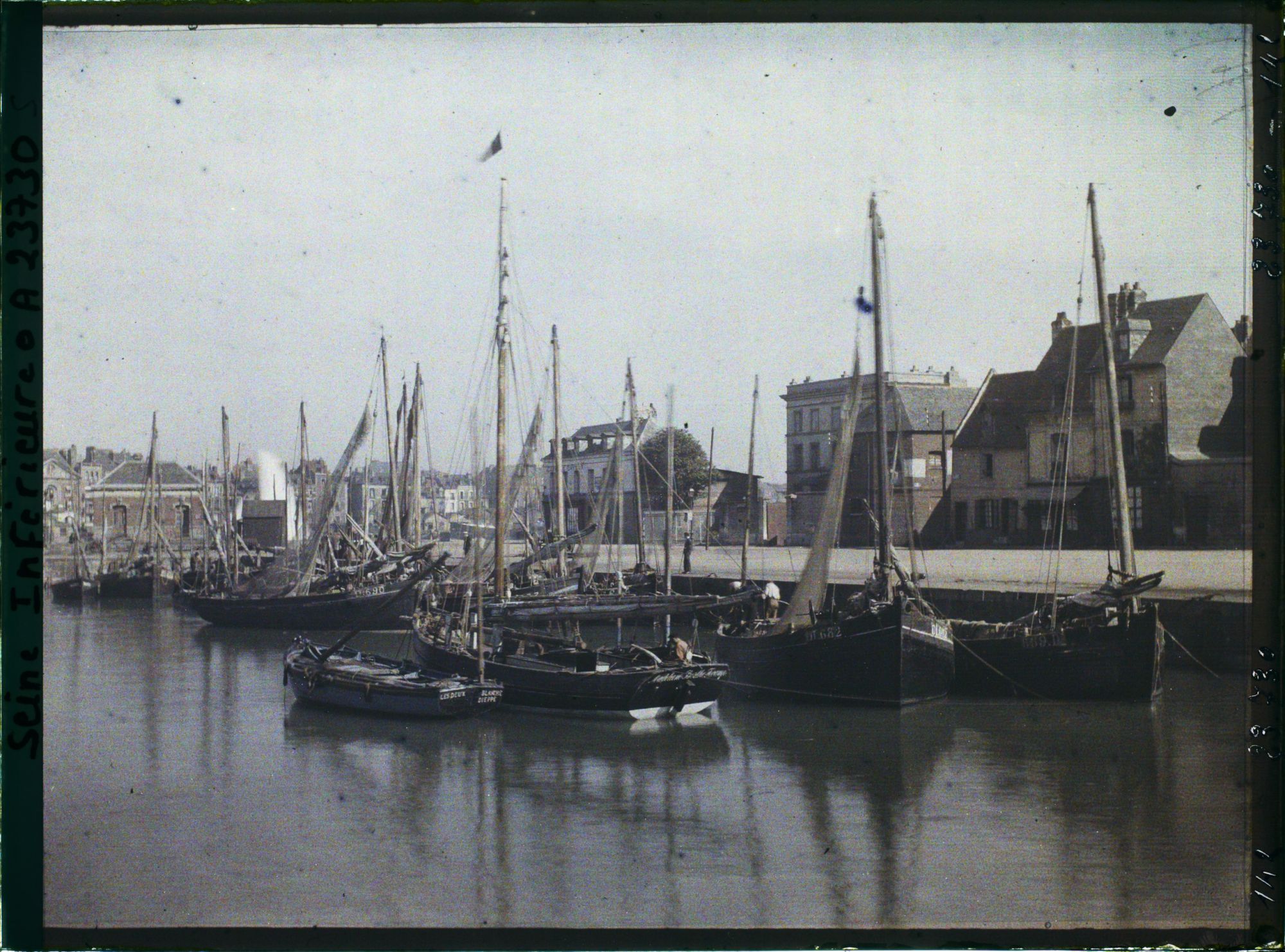 Image représentant Un coin du port, les bateaux de pêche