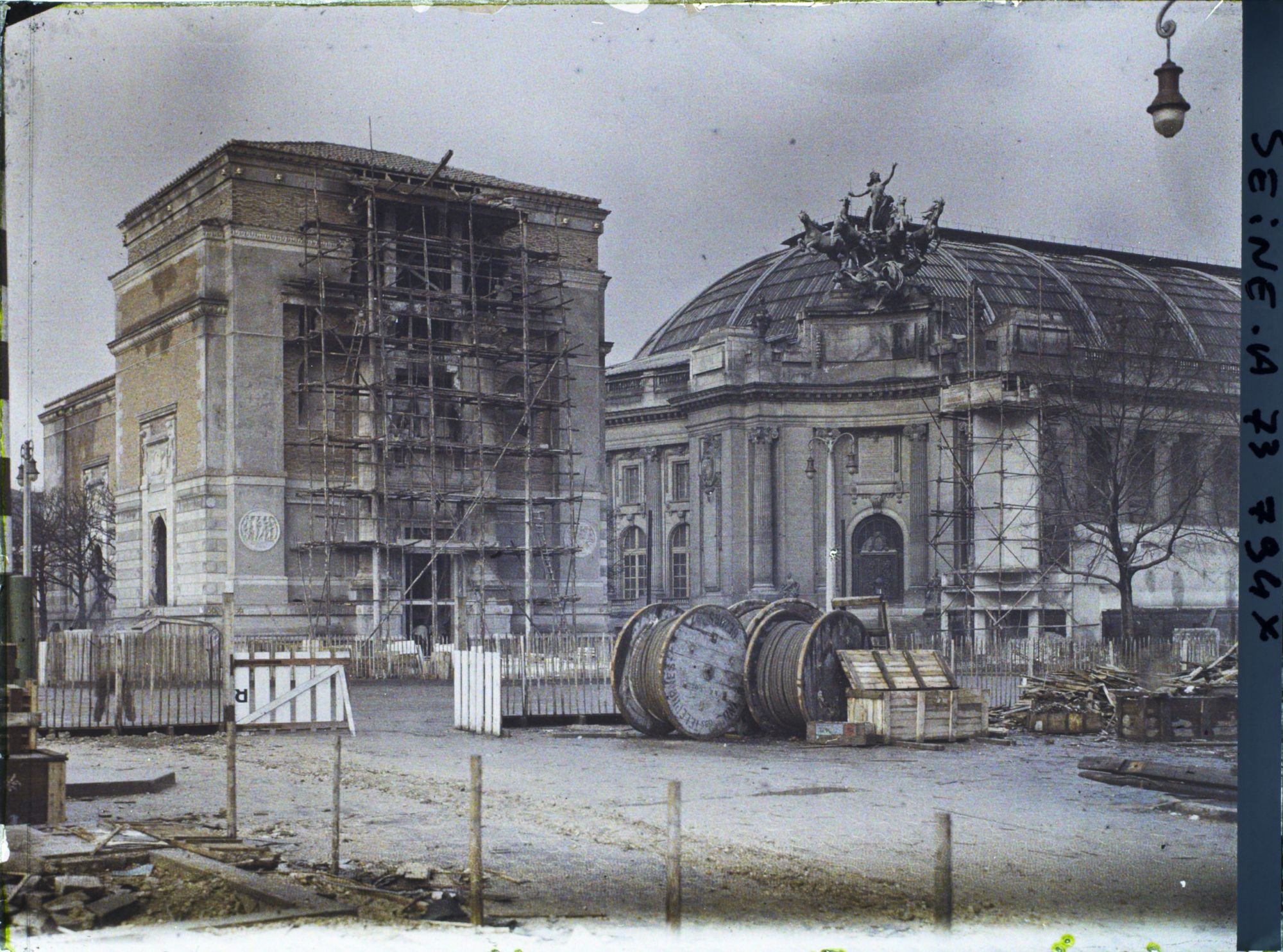 Image représentant L'exposition des arts décoratifs, démolition des pavillons devant le Grand Palais