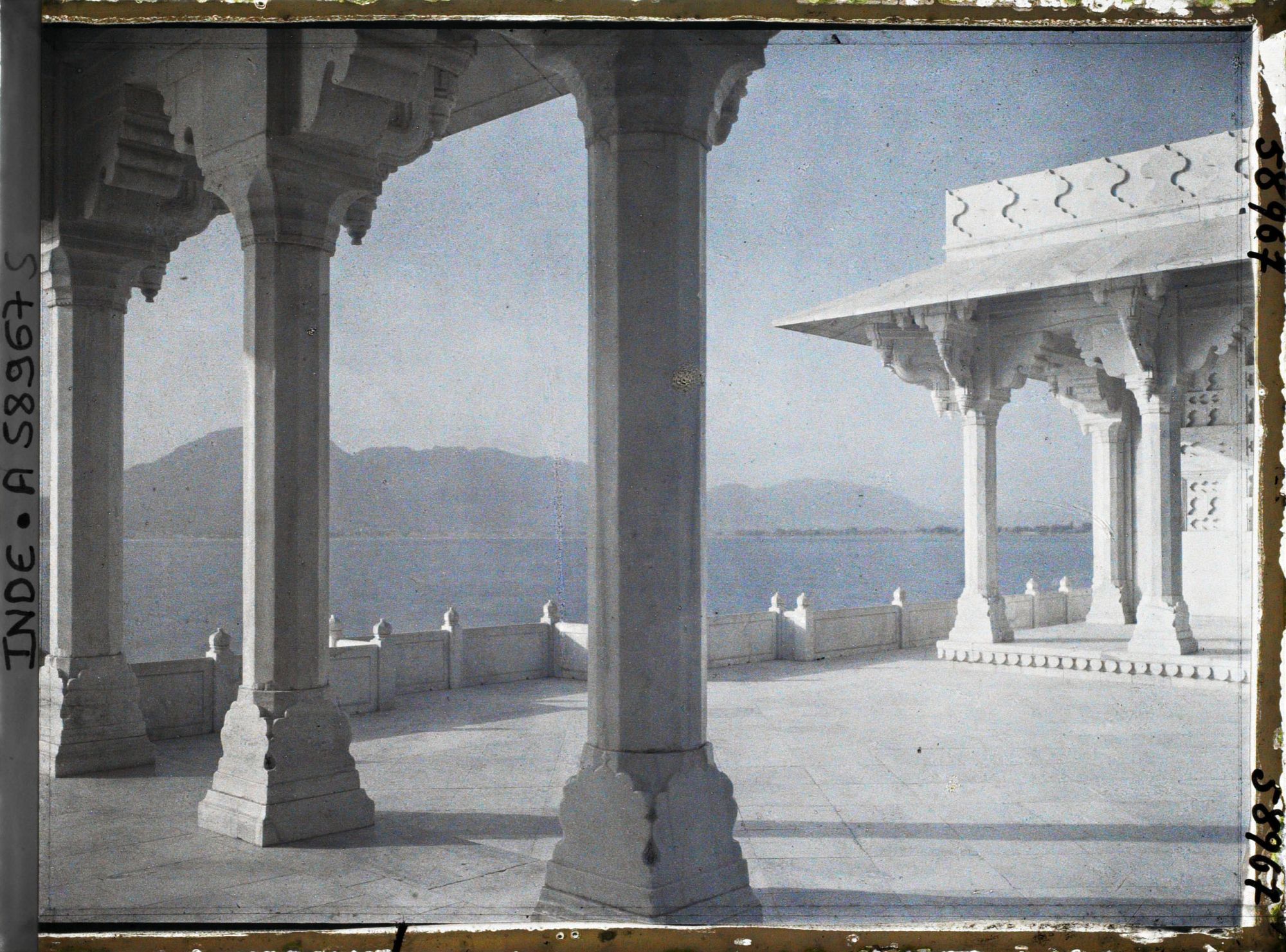 Image représentant Des pavillons de marbre blanc sur les rives du lac Anasagar