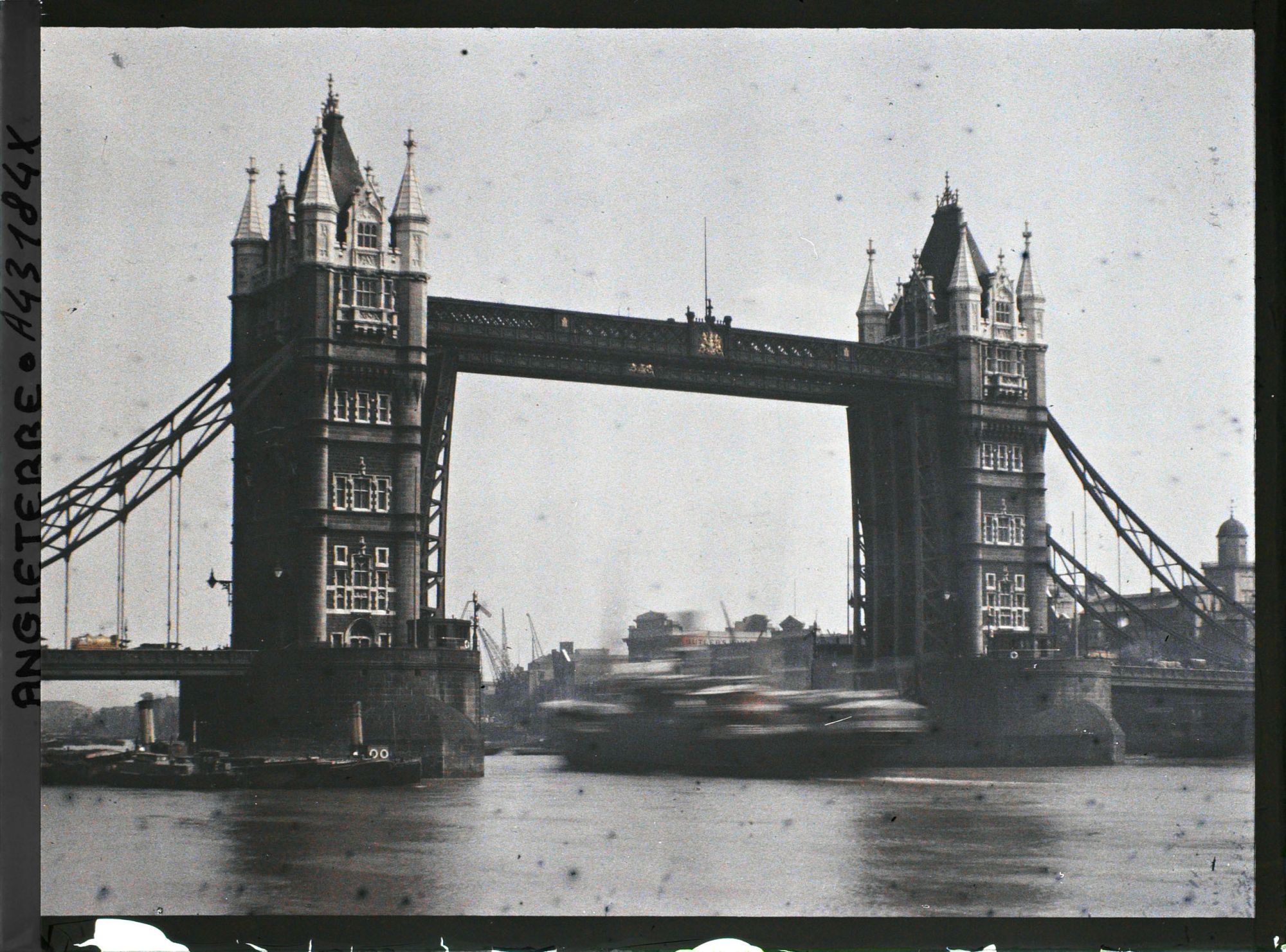 Image représentant Le Tower Bridge pris de Tower Wharf