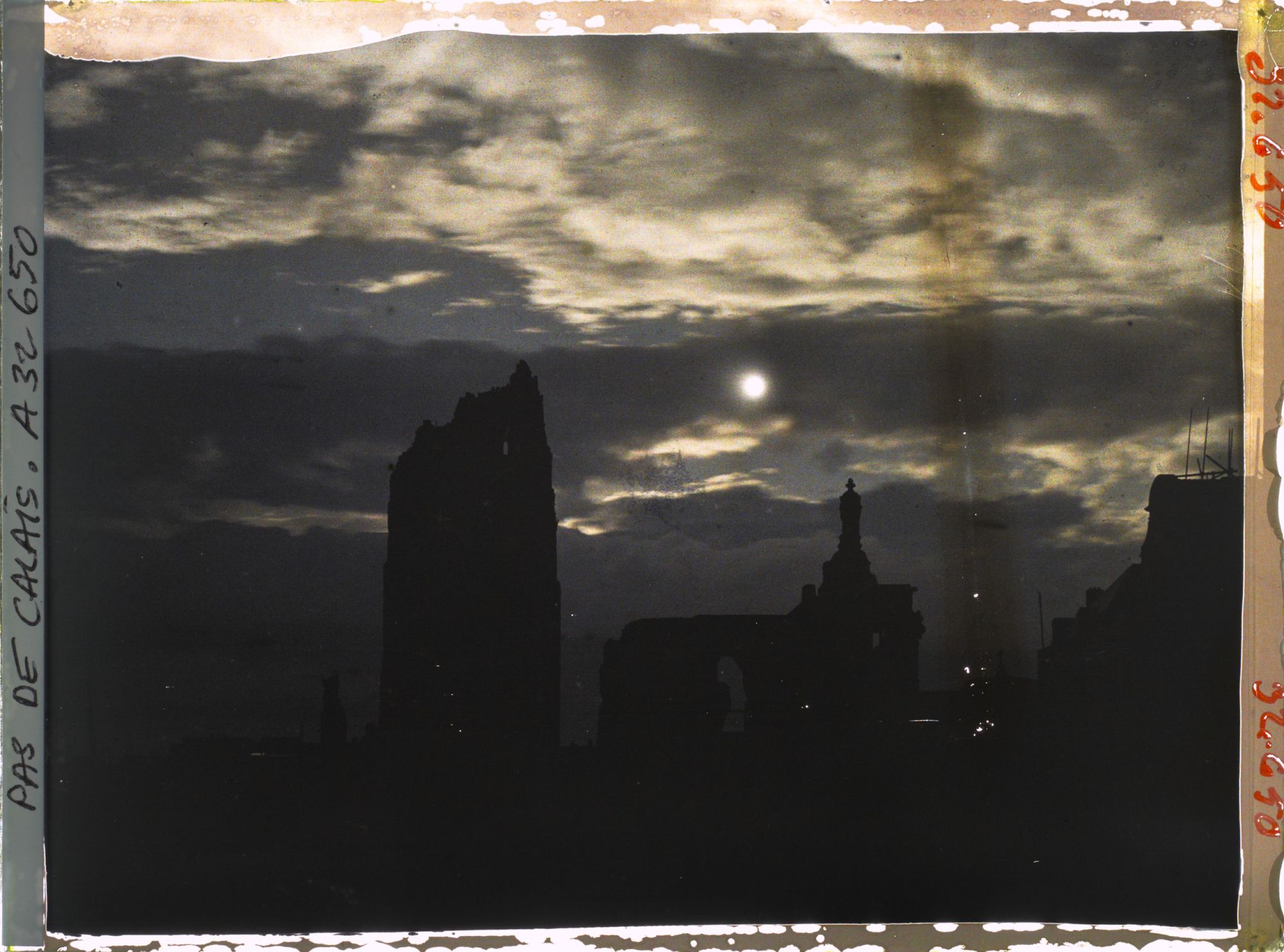 Image représentant France, Arras, Silhouettes du Beffroi et de l'Hôtel de ville à la nuit tombante