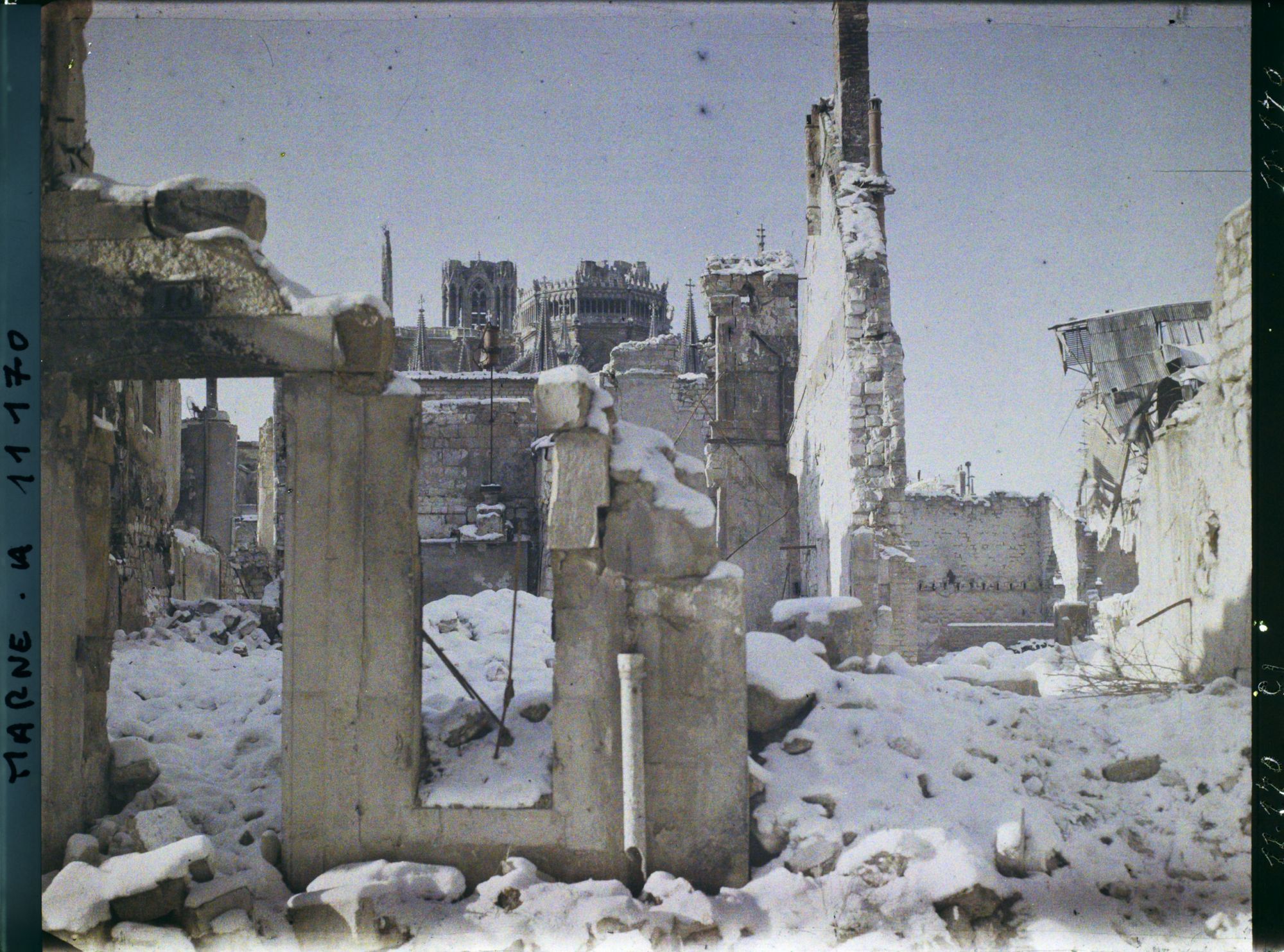 Image représentant Les ruines d'une maison, rue Saint-Symphorien, au fond la cathédrale