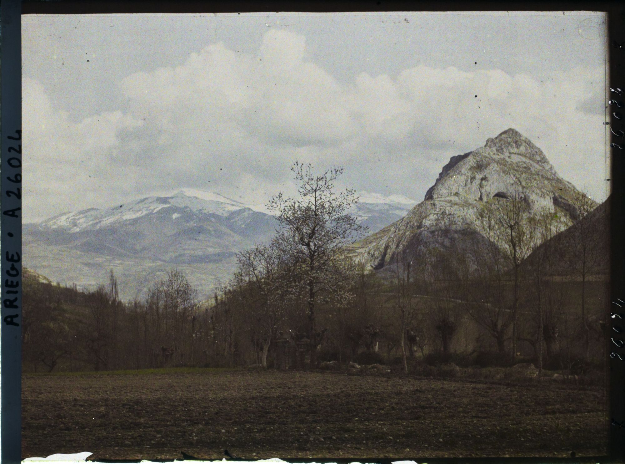 Image représentant Le Pic de Saint-Barthélemy au fond couvert de neige et sur la droite, le Soudour qui domine Tarascon