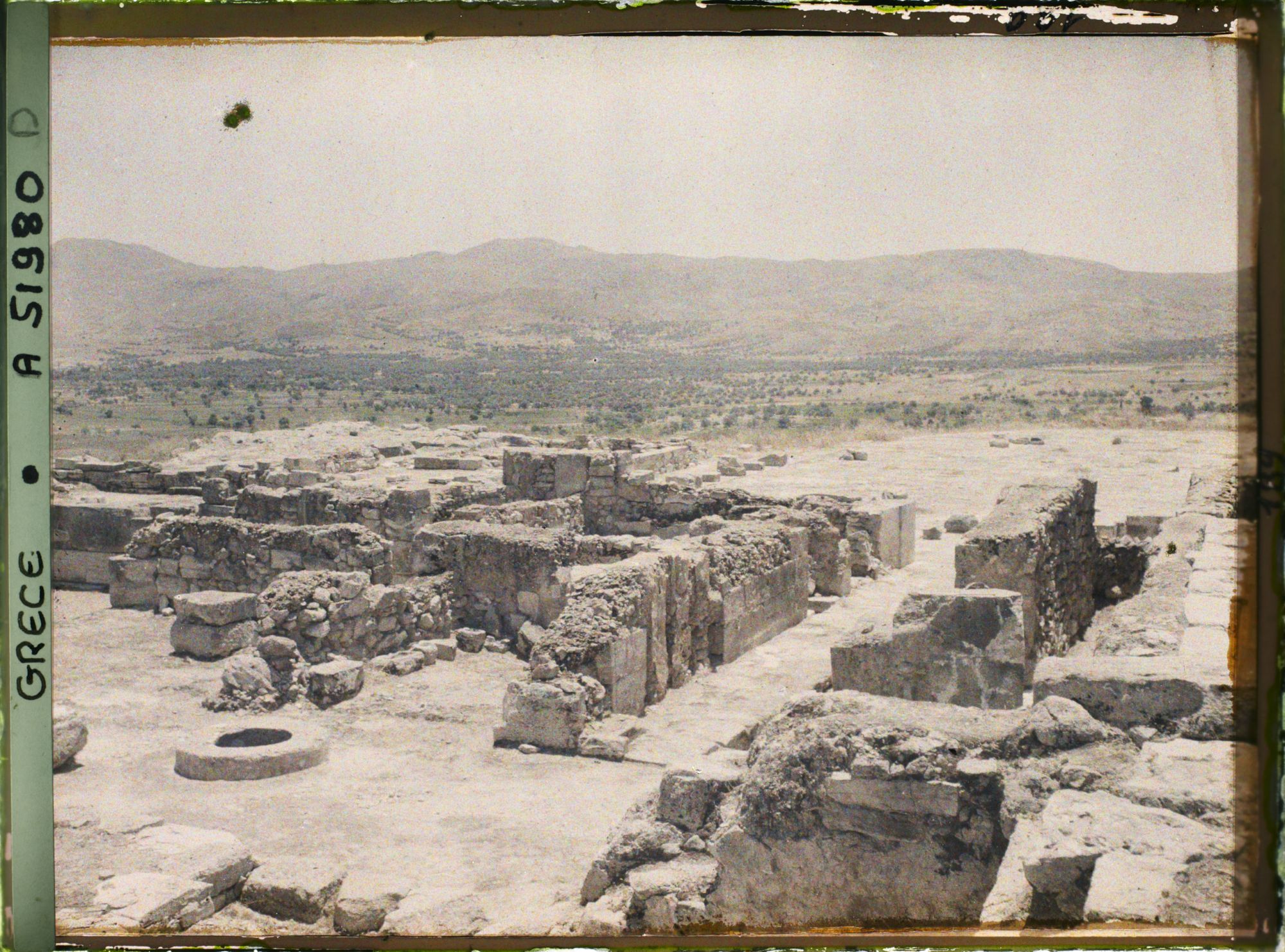 Image représentant Le palais vers la cour centrale. Un puits, un couloir