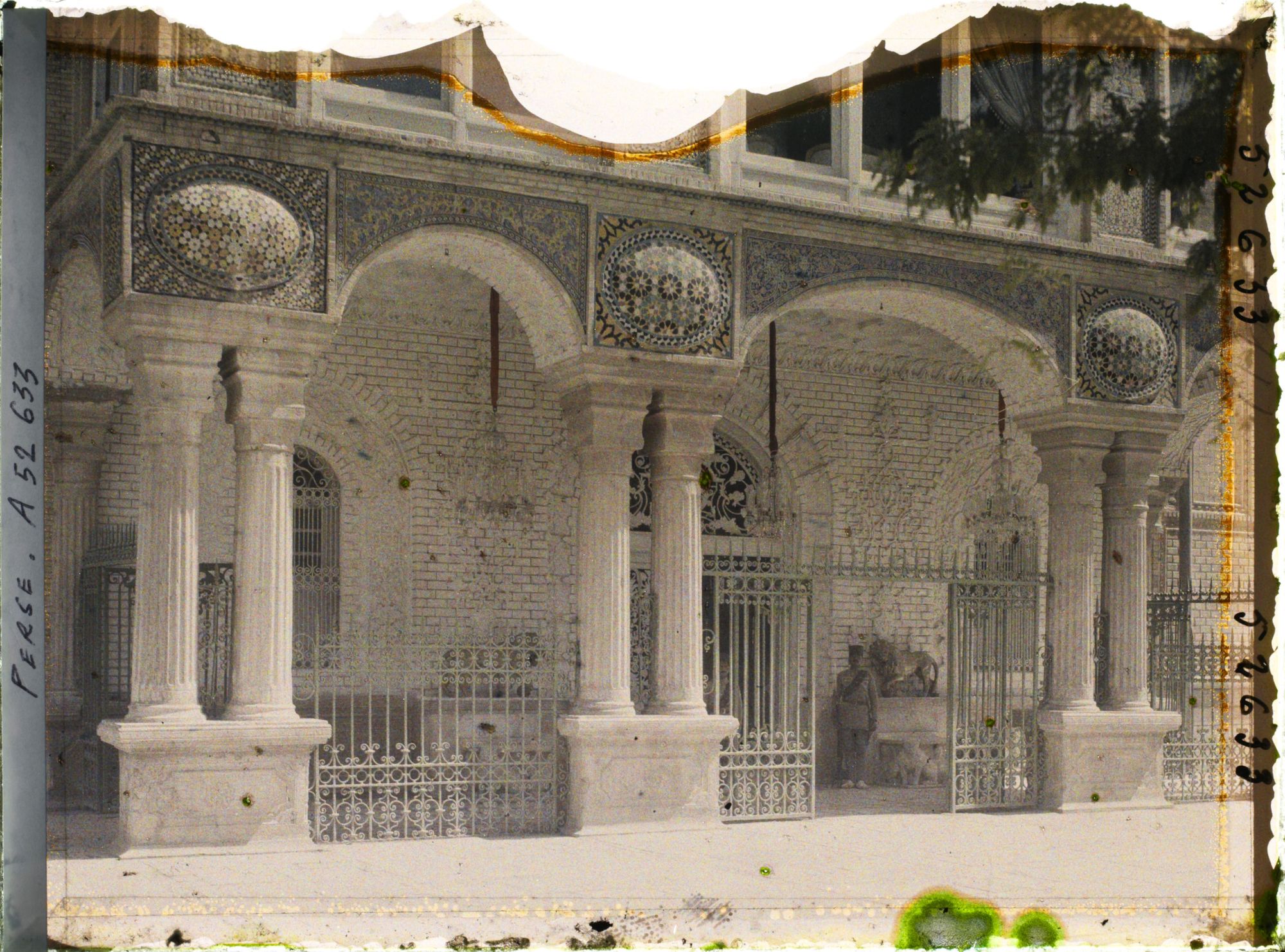 Image représentant Dans l'Arg (la citadelle royale), l'entrée du Palais du Golestan